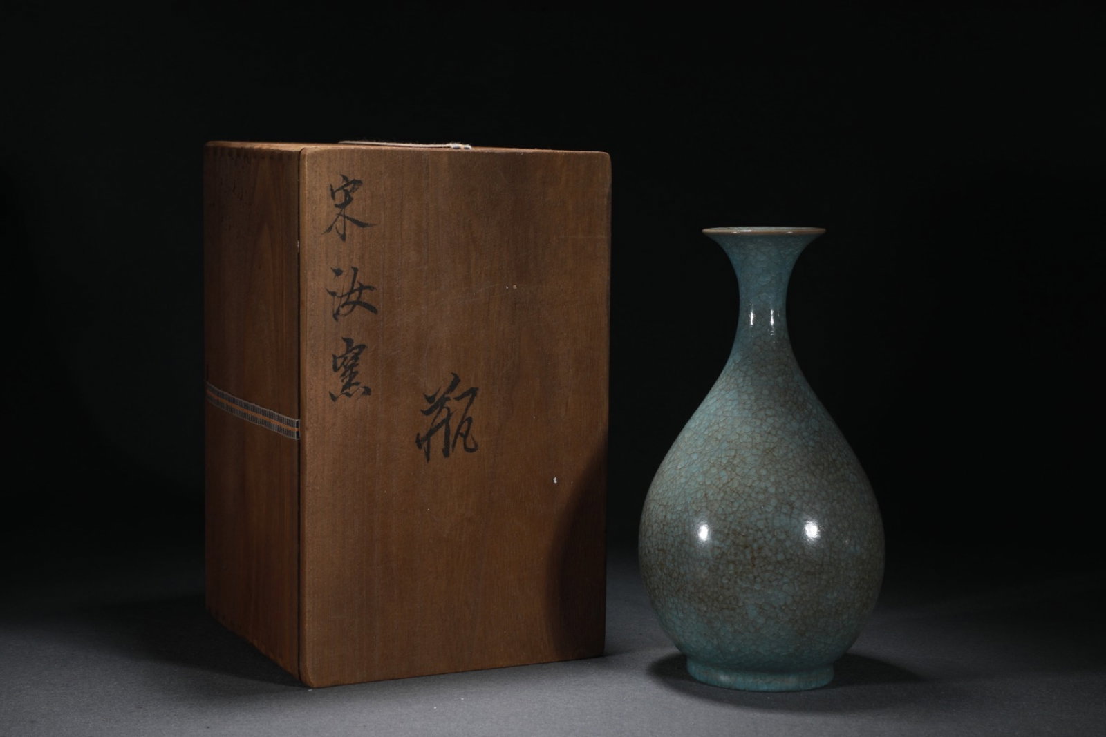 An Exquisite Ru yao Sky Blue Glazed Vase: An Exquisite Ru yao Sky Blue Glazed Vase,Song Dynasty,China,Size:11inx5.5in 汝窑天青釉瓶,中国宋代