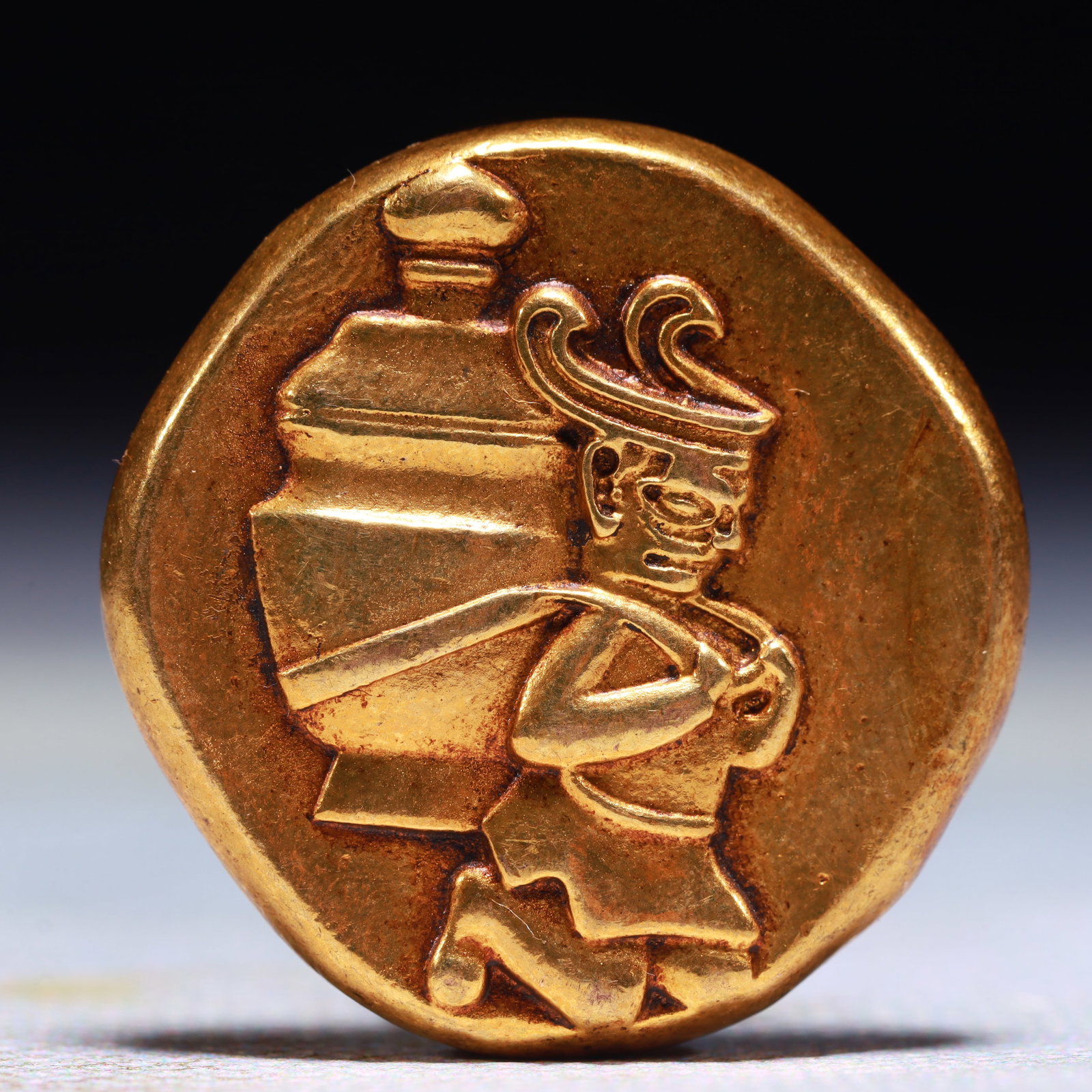 An Exquisite Gilt Bronze Cash Coin: An Exquisite Gilt Bronze Cash Coin,Shang Dynasty,China,Size:1.2in,Weight:32.3g 铜鎏金钱币,中国商代