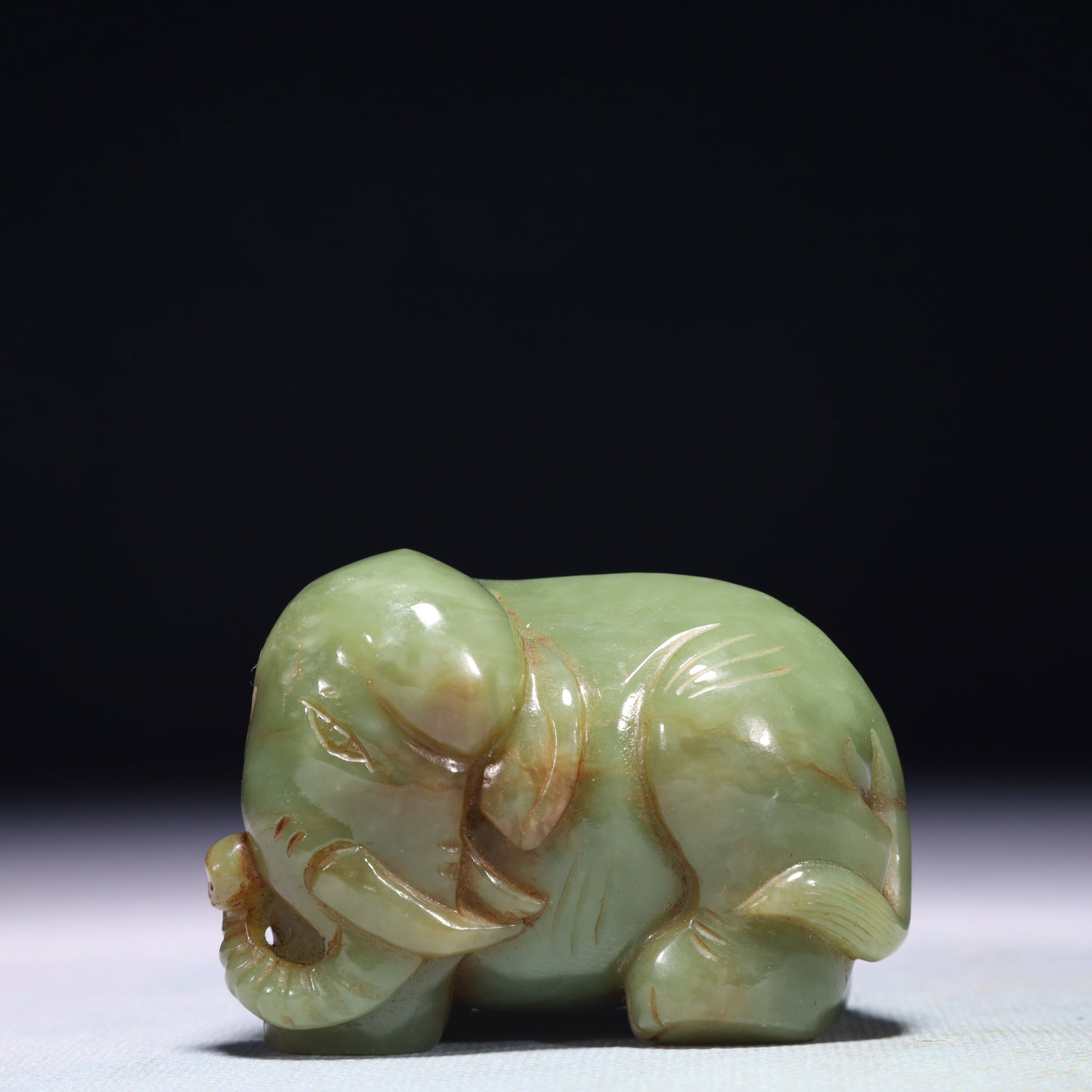 An Exquisite Jasper Elephant Ornament: An Exquisite Jasper Elephant Ornament,Qing Dynasty,China,Size:2.8inx1.4inx2in,Weight:258.1g 碧玉象摆件,中国清代