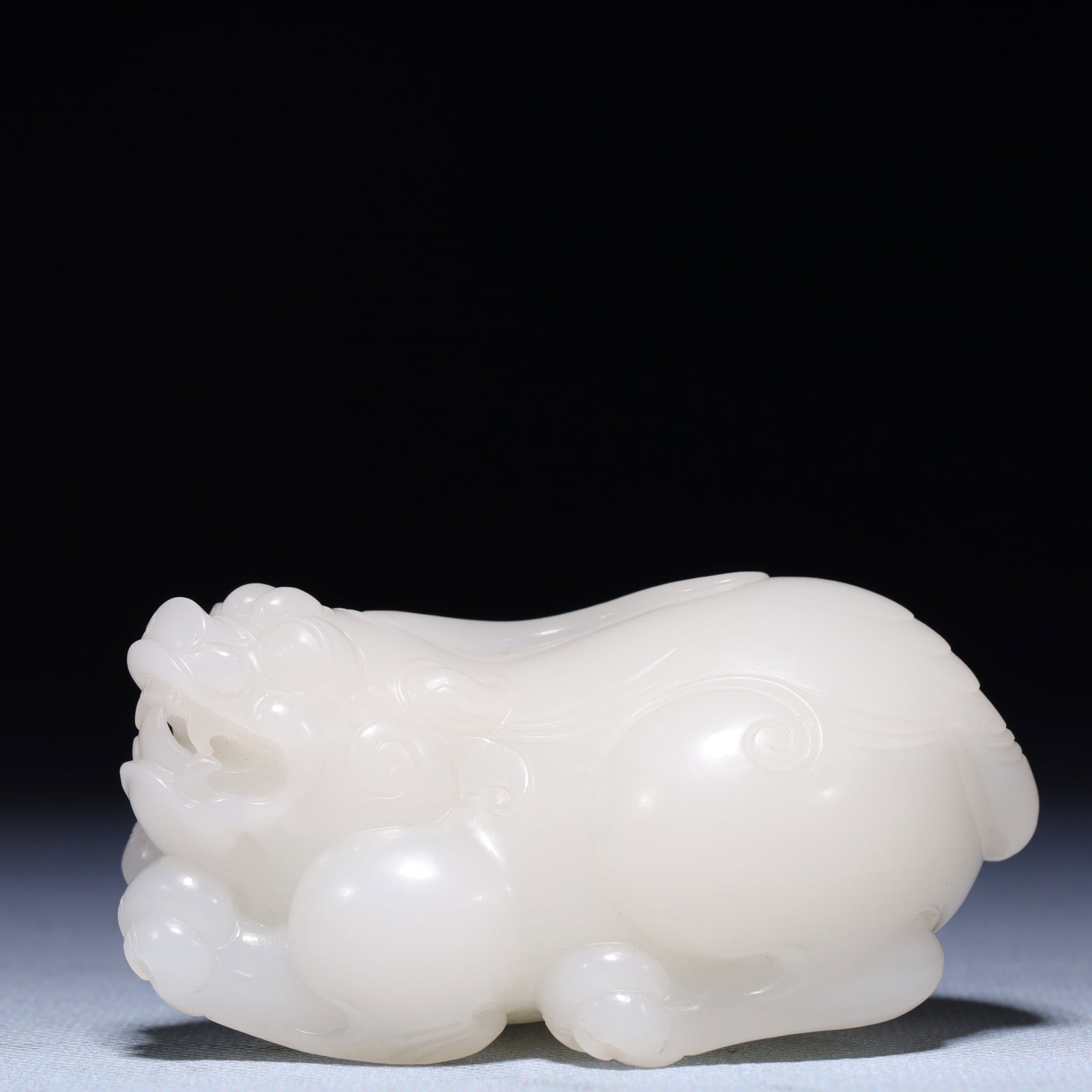 An Exquisite White Jade Beast Ornament: An Exquisite White Jade Beast Ornament,Qing Dynasty,China,Size:3.3inx2inx1.6in,Weight:280.7g 白玉兽摆件,中国清代