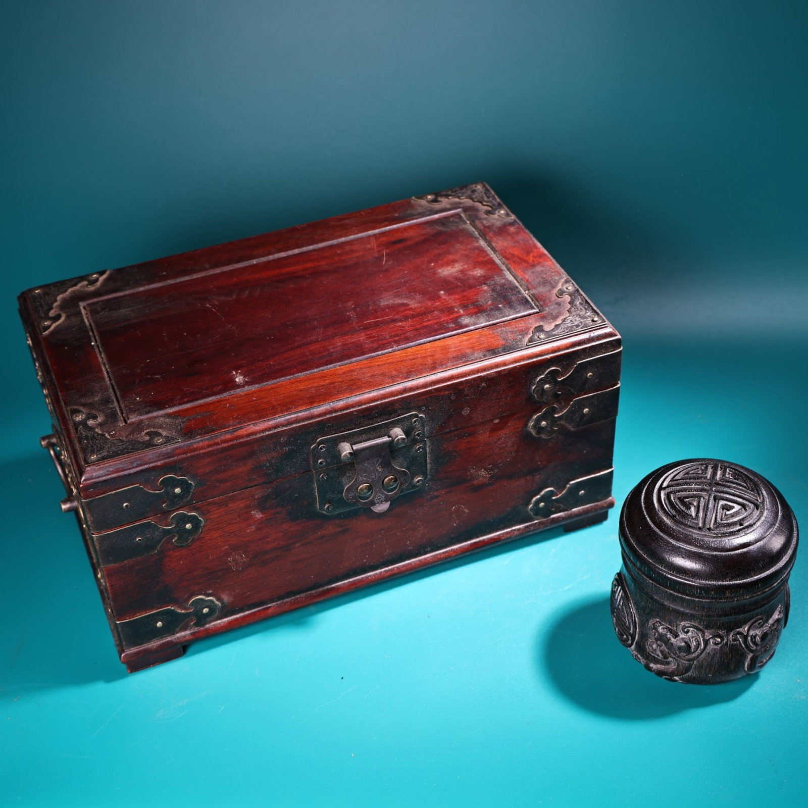 An Exquisite Wooden Bats and Peach Pattern Jar with Cover: An Exquisite Wooden Bats and Peach Pattern Jar with Cover,Qing Dynasty,China,Qianlong Four-character Mark,Size:3.9inx2.8in,Weight:240g