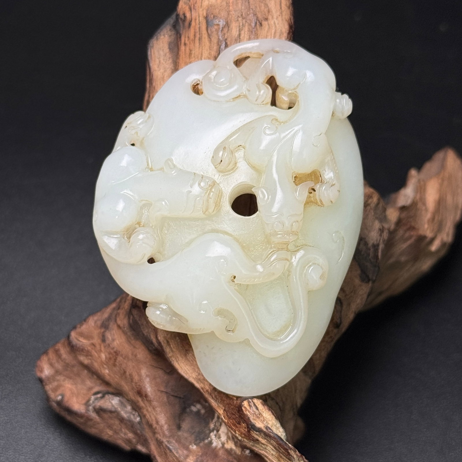 An Exquisite White Jade Chi-Dragon Pattern Pendant: An Exquisite White Jade Chi-Dragon Pattern Pendant,Qing Dynasty,China,Size:2.8inx2.1inx0.7in,Weight:72g 白玉螭龙纹佩,中国清代