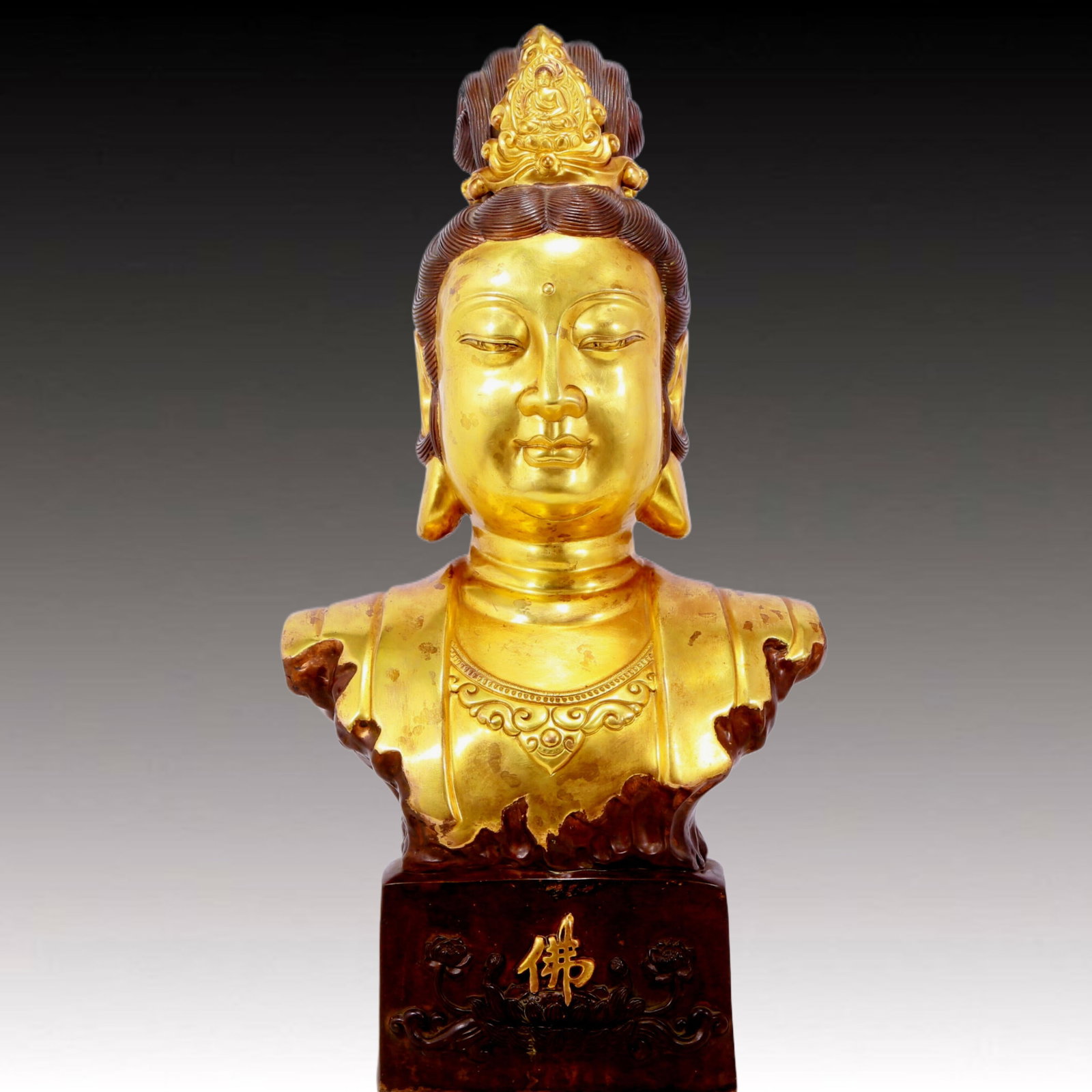 A solemn gilt bronze statue of Guanyin: A solemn gilt bronze statue of Guanyin, Qing Dynasty, China. Guanyin has a graceful posture and an expression of compassion and wisdom. Guanyin's gestures often have special meanings and are called se