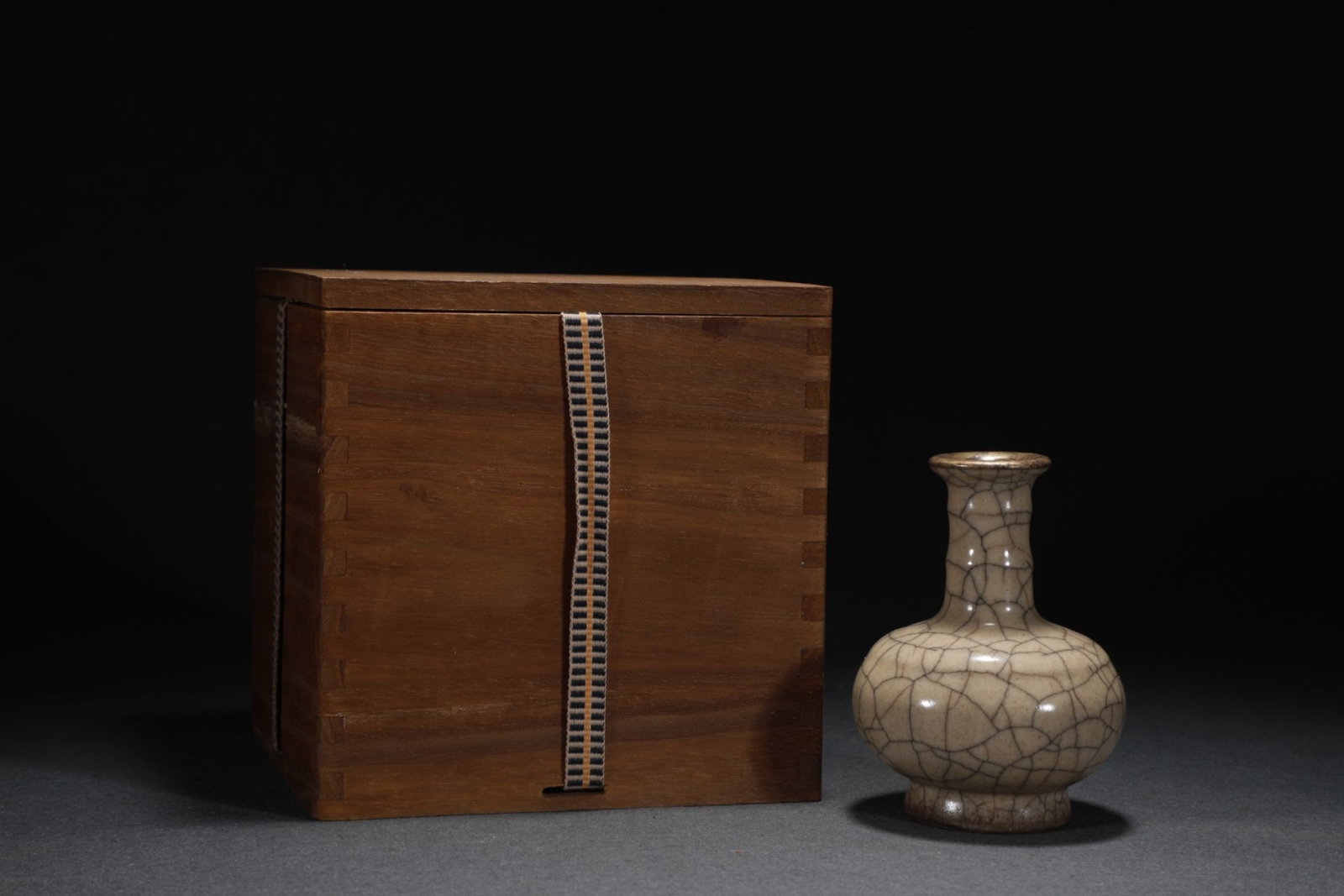 An Exquisite Ge yao Yellow Glazed Inlaid Gold Vase: An Exquisite Ge yao Yellow Glazed Inlaid Gold Vase,Song Dynasty,China,Size:4.5inx3.1in 哥窑黄釉镶金瓶,中国宋代