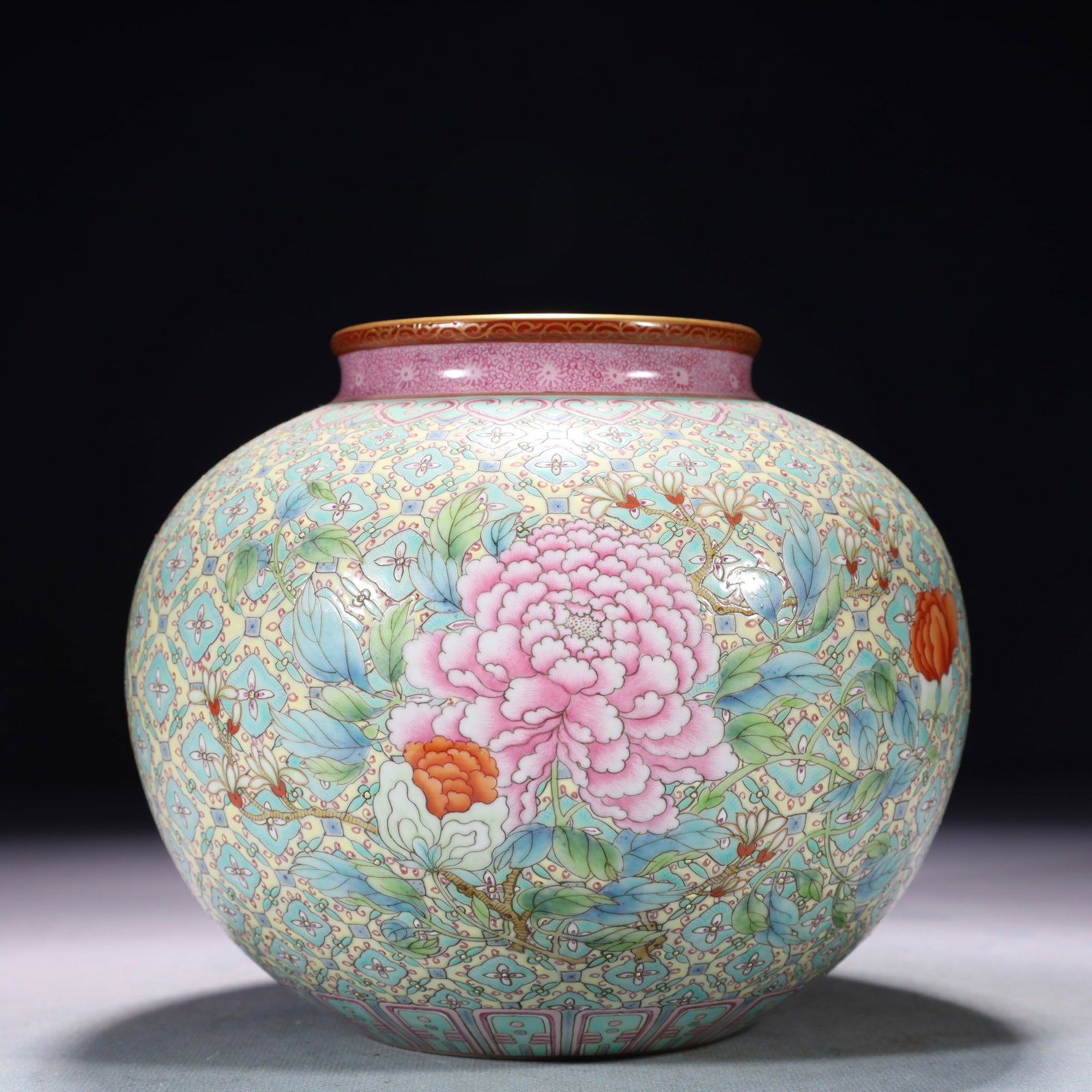 An Exquisite Famille-Rose Painted Gold Flower Pattern Jar: An Exquisite Famille-Rose Painted Gold Flower Pattern Jar,Qing Dynasty,China,Qianlong Six-character Mark,Size:6.7inx5.9in,Weight:1200g 粉彩描金花卉纹罐,