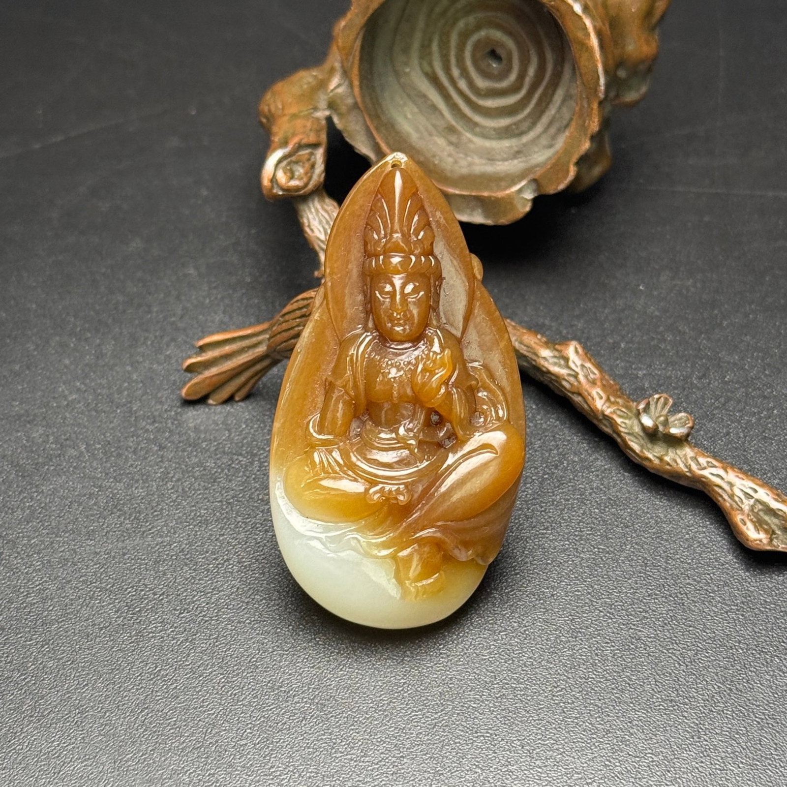 An Exquisite White Jade Statue of Avalokitesvara Pendant: An Exquisite White Jade Statue of Avalokitesvara Pendant,Qing Dynasty,China,Size:2.1inx1.1inx0.4in,Weight:22g 白玉观音像挂件,中国清代