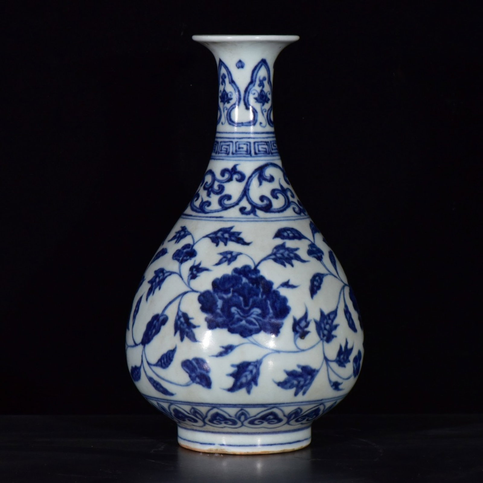 An Exquisite Blue and White Lotus Pattern Vase: An Exquisite Blue and White Lotus Pattern Vase,Ming Dynasty,China,Yongle Four-character Mark,Size:8.7inx5.1in 青花缠枝莲纹瓶,中国明代,