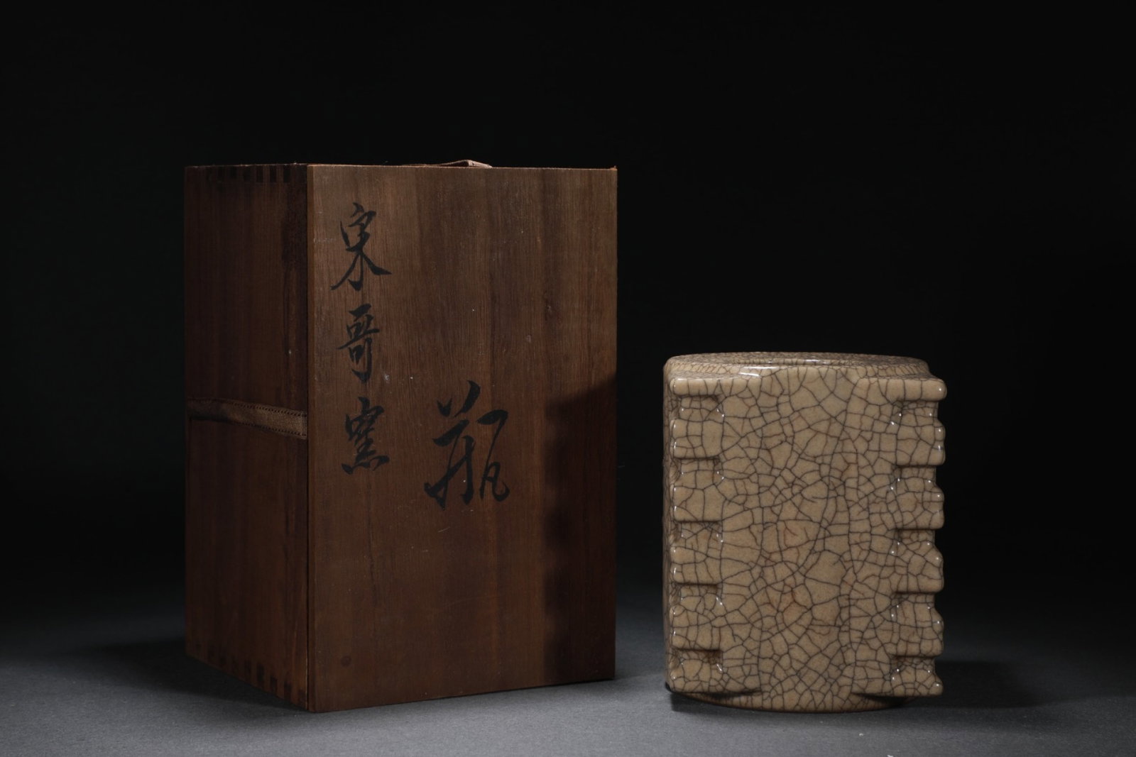 An Exquisite Ge yao Yellow Glazed Vase: An Exquisite Ge yao Yellow Glazed Vase,Song Dynasty,China,Size:7.1inx5.5in 哥窑黄釉瓶,中国宋代