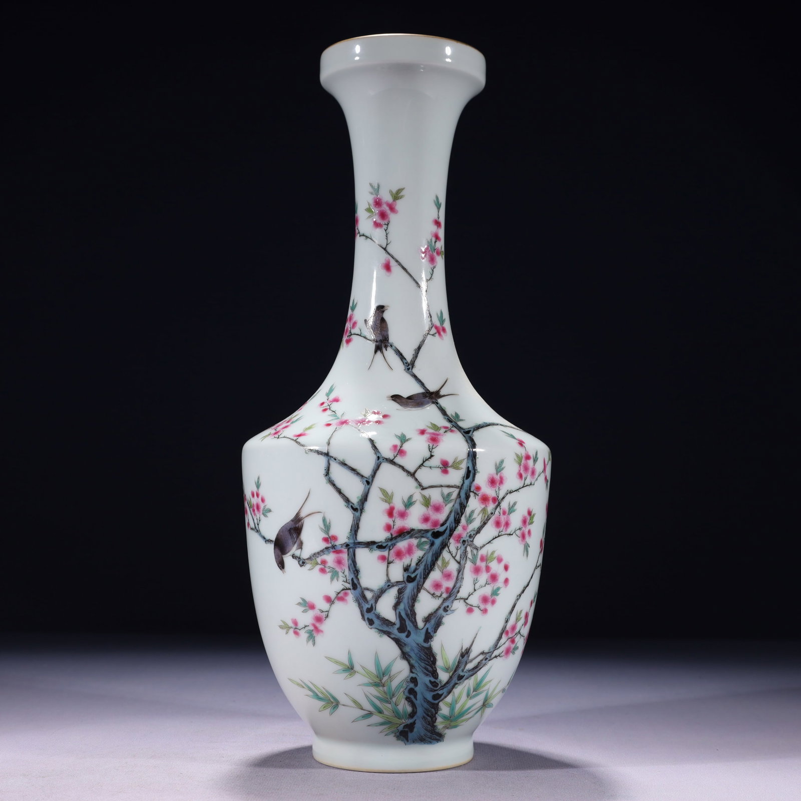 An Exquisite Famille-Rose Painted Gold Flower and Bird Pattern Vase: An Exquisite Famille-Rose Painted Gold Flower and Bird Pattern Vase,Qing Dynasty,China,Qianlong Six-character Mark,Size:5.5inx13.4in,Weight:1050g 粉彩描金花鸟ಬ