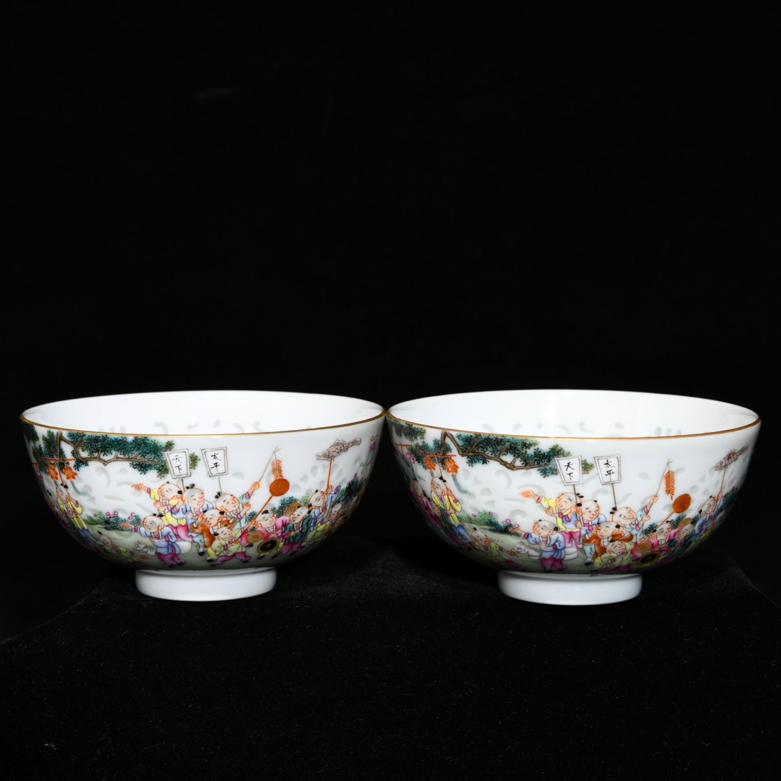 A Pair of Exquisite Famille-Rose Painted Gold Character and Story Pattern Cups: A Pair of Exquisite Famille-Rose Painted Gold Character and Story Pattern Cups,Qing Dynasty,China,Qianlong Six-character Mark,Size:1.8inx3.5in 一对粉彩描金人&