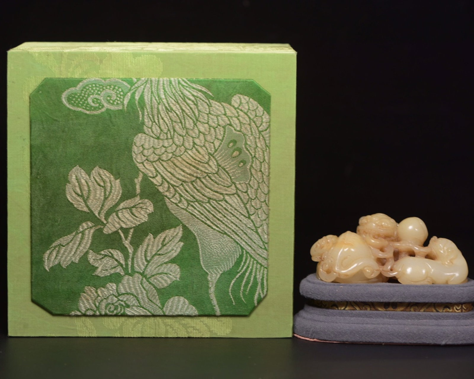 An Exquisite White Jade Lion Ornament: An Exquisite White Jade Lion Ornament,Qing Dynasty,China,Size:3.9inx2.4inx1.7in,Weight:268g 白玉狮子摆件,中国清代