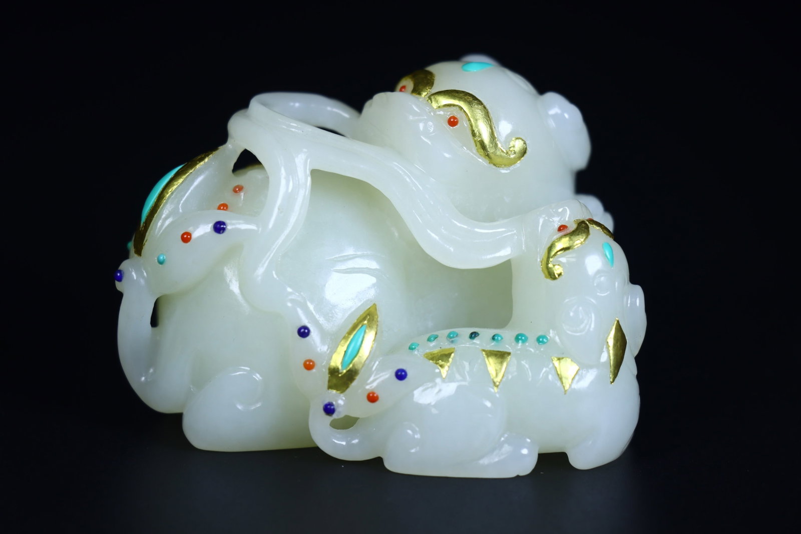 An Exquisite White Jade Cover with Gold Beast Ornament: An Exquisite White Jade Cover with Gold Beast Ornament,Qing Dynasty,China,Size:2.8inx2.2inx2in,Weight:212g 白玉包金兽摆件,中国清代