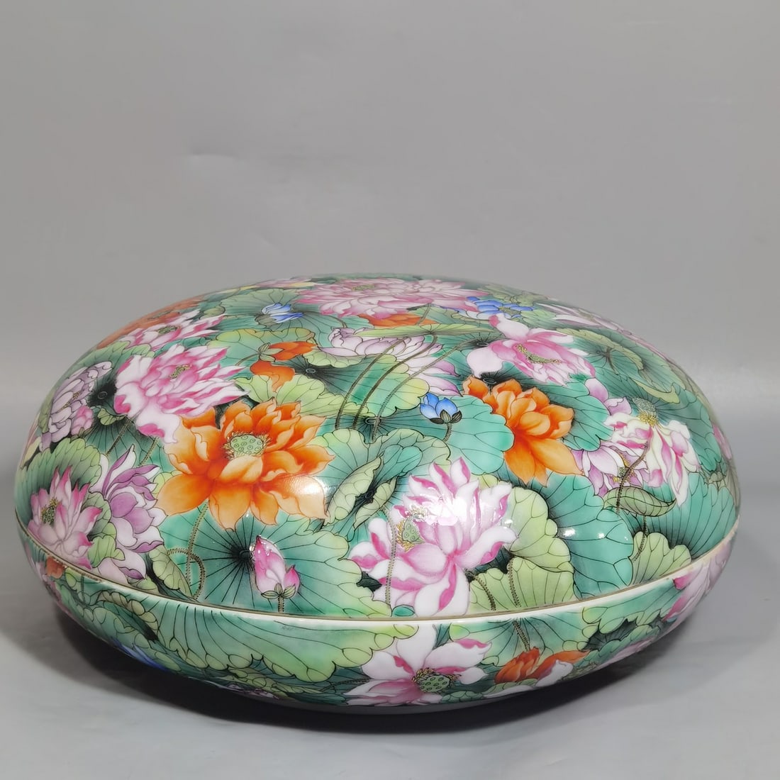 An Exquisite Famille-Rose Lotus Pattern Box with Cover (1 of 9)