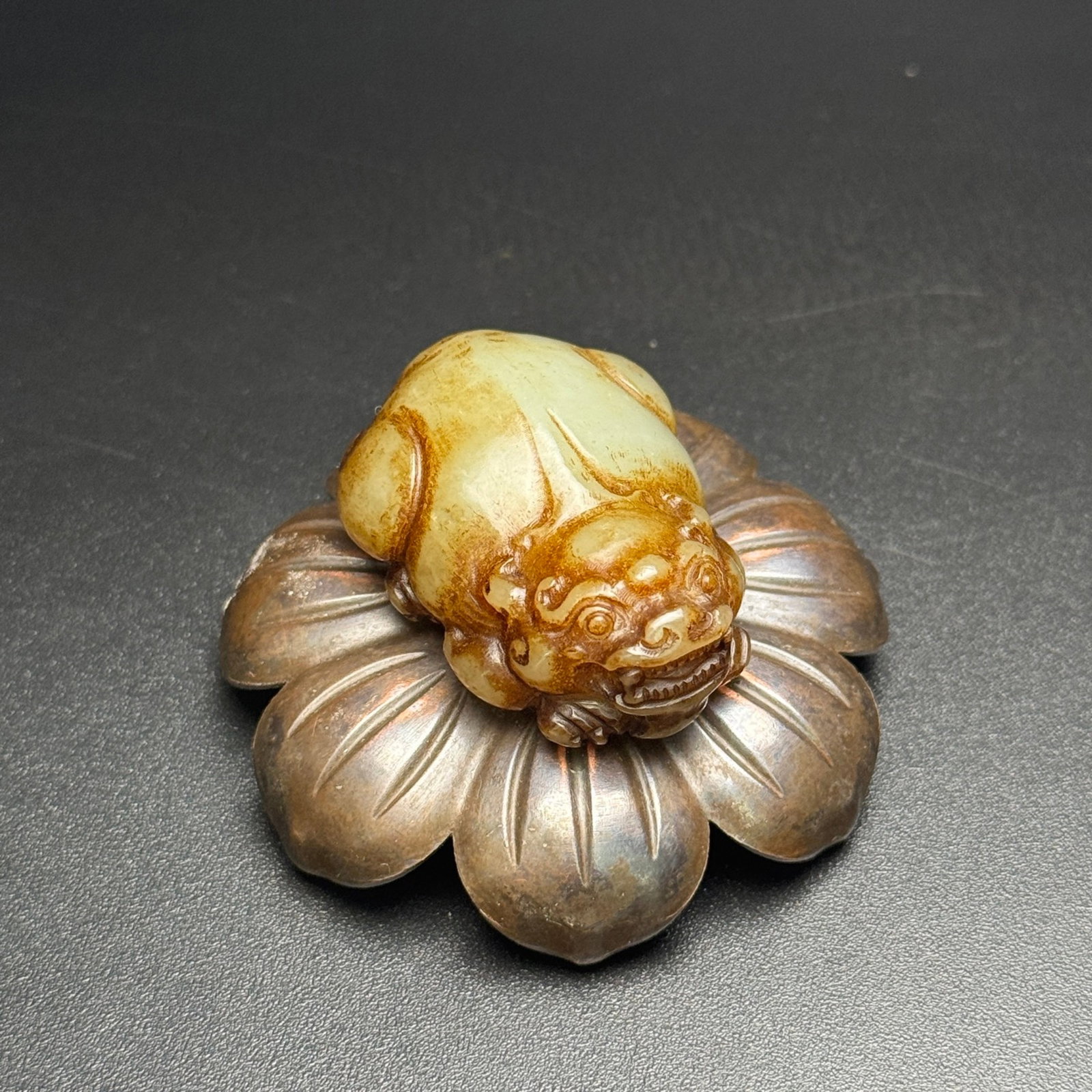 An Exquisite White Jade Auspicious Beast Pendant: An Exquisite White Jade Auspicious Beast Pendant,Qing Dynasty,China,Size:1.7inx1.3inx0.7in,Weight:39g 白玉瑞兽挂件,中国清代