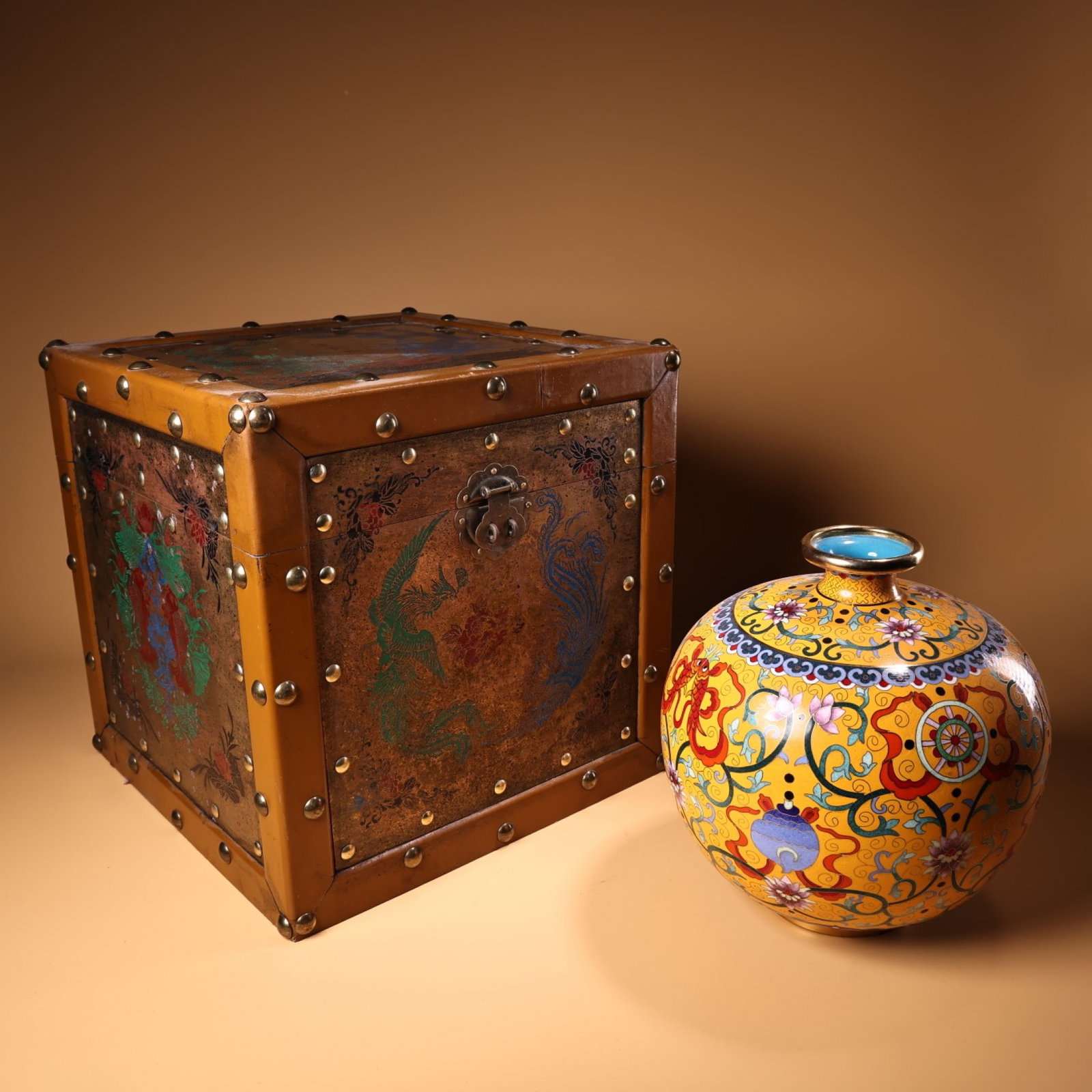 An Exquisite Cloisonne Eight Treasures Pattern Vase: An Exquisite Cloisonne Eight Treasures Pattern Vase,Qing Dynasty,China,Size:9.4inx7.9in,Weight:1700g 景泰蓝八宝纹瓶,中国清代
