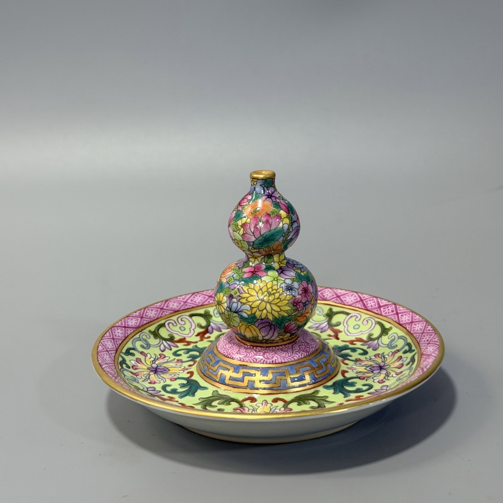 An Exquisite Famille-Rose Painted Gold Flower Pattern Incense holder: An Exquisite Famille-Rose Painted Gold Flower Pattern Incense holder,Qing Dynasty,China,Yongzheng Four-character Mark,Size:2.8inx4.1in 粉彩描金花卉纹香&