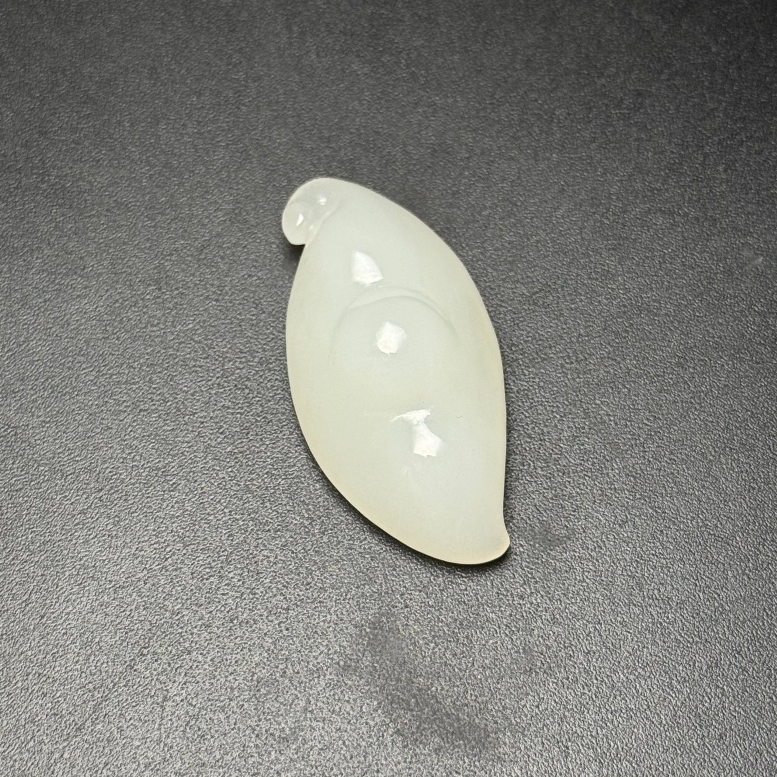 An Exquisite White Jade Green beans Pendant: An Exquisite White Jade Green beans Pendant,Qing Dynasty,China,Size:2inx1inx0.6in,Weight:24g 白玉四季豆挂件,中国清代