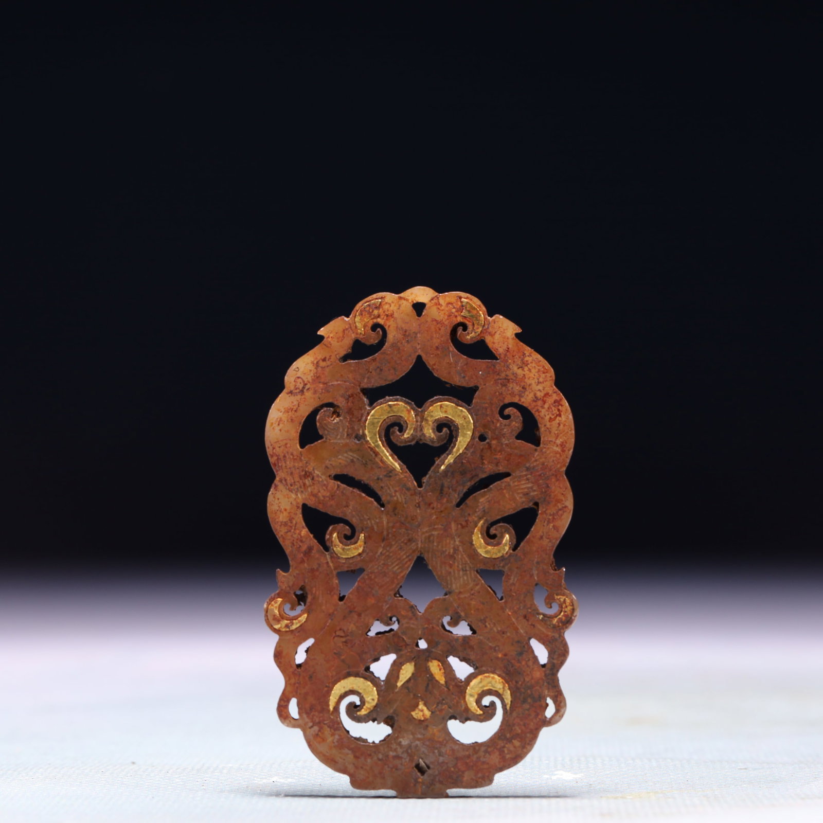 An Exquisite Archaic Jade Inlaid Gold Dragon Pattern Pendant: An Exquisite Archaic Jade Inlaid Gold Dragon Pattern Pendant,Ancient Time,China,Size:1.6inx2.8in,Weight:24.5g 高古玉错金龙纹挂件,中国&