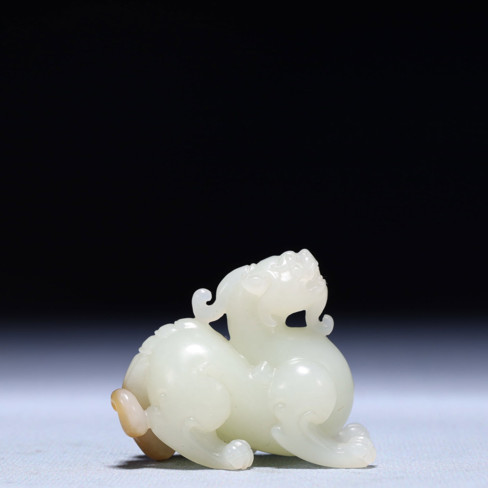 An Exquisite White Jade Auspicious Beast Ornament: An Exquisite White Jade Auspicious Beast Ornament,Qing Dynasty,China,Size:2inx1.2inx1.8in,Weight:68.7g 白玉瑞兽摆件,中国清代