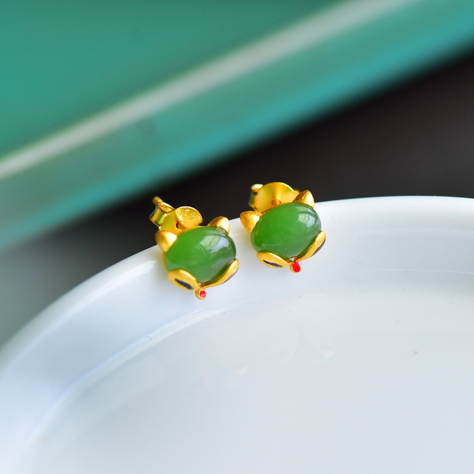 A Pair of Exquisite Sterling Silver-Gold Plated Inlaid Jasper Earrings: A Pair of Exquisite Sterling Silver-Gold Plated Inlaid Jasper Earrings 一对纯银镀金镶碧玉耳环
