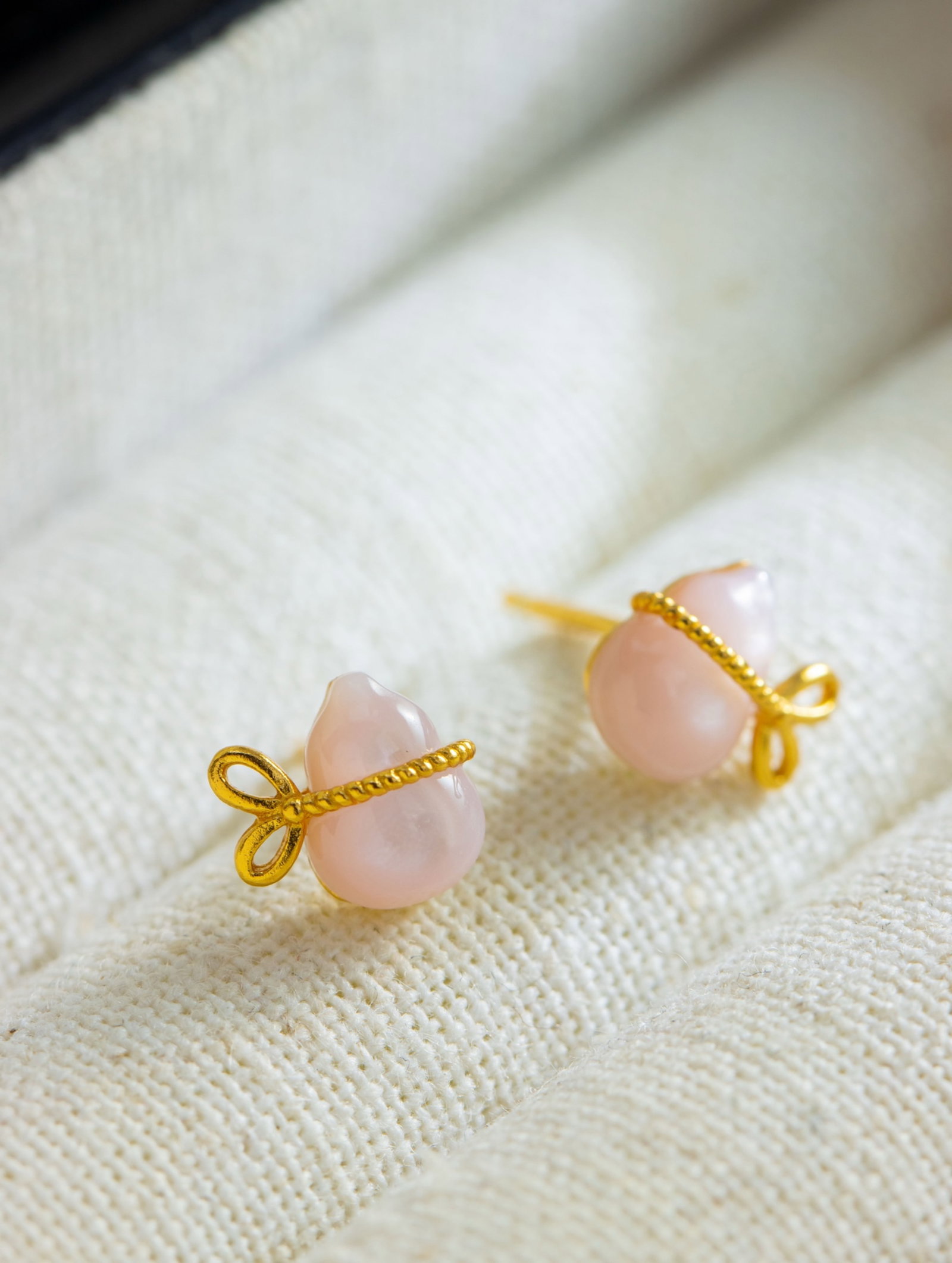 A Pair of Exquisite Sterling Silver-Gold Plated Inlaid Shell Gourd Earrings,Inlaid Pearls: A Pair of Exquisite Sterling Silver-Gold Plated Inlaid Shell Gourd Earrings,Inlaid Pearls