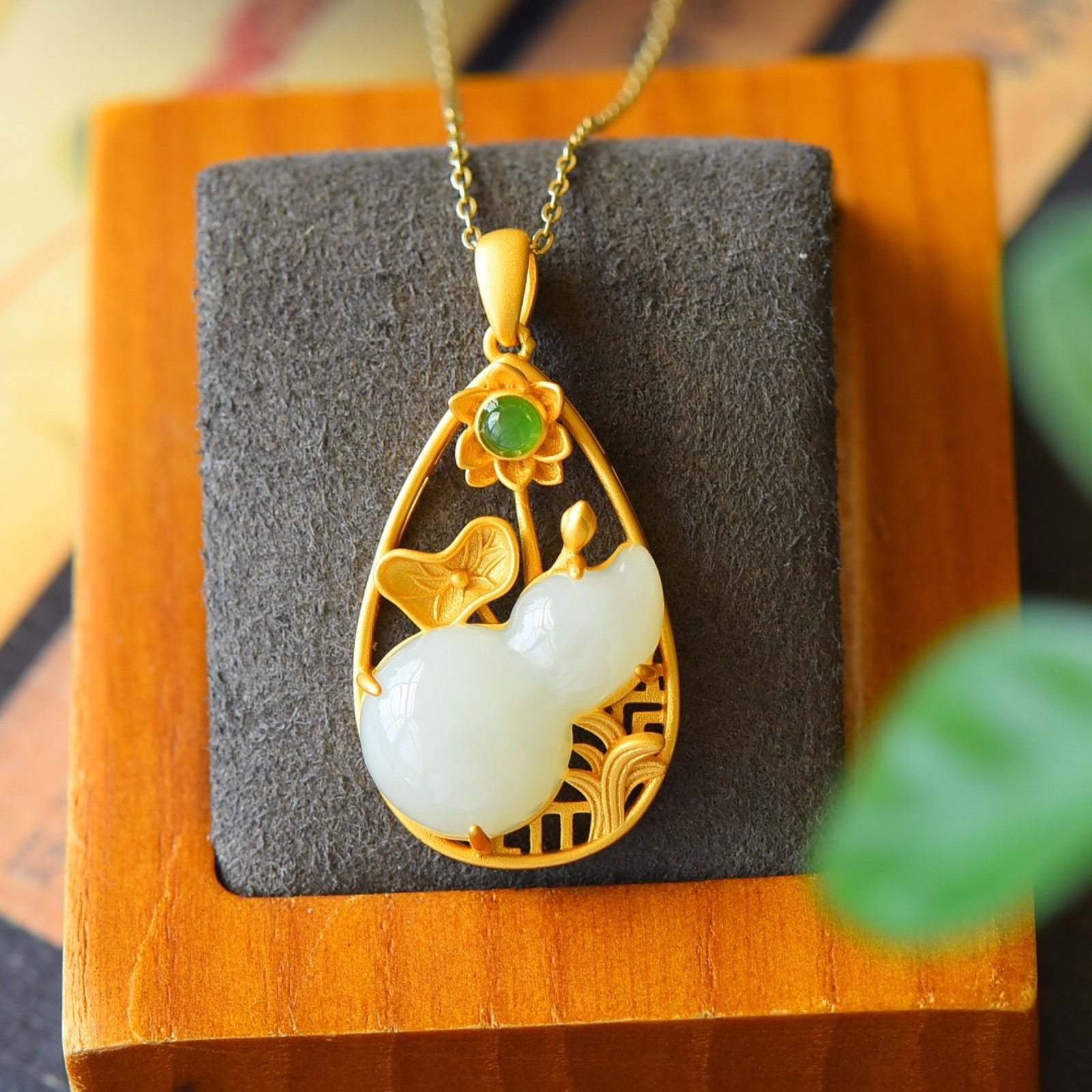 An Exquisite Sterling Silver-Gold Plated Inlaid White Jade Necklace,Inlaid Jasper: An Exquisite Sterling Silver-Gold Plated Inlaid White Jade Necklace,Inlaid Jasper,Size:0.7inx1.4in 纯银镀金镶白玉项链,嵌碧玉