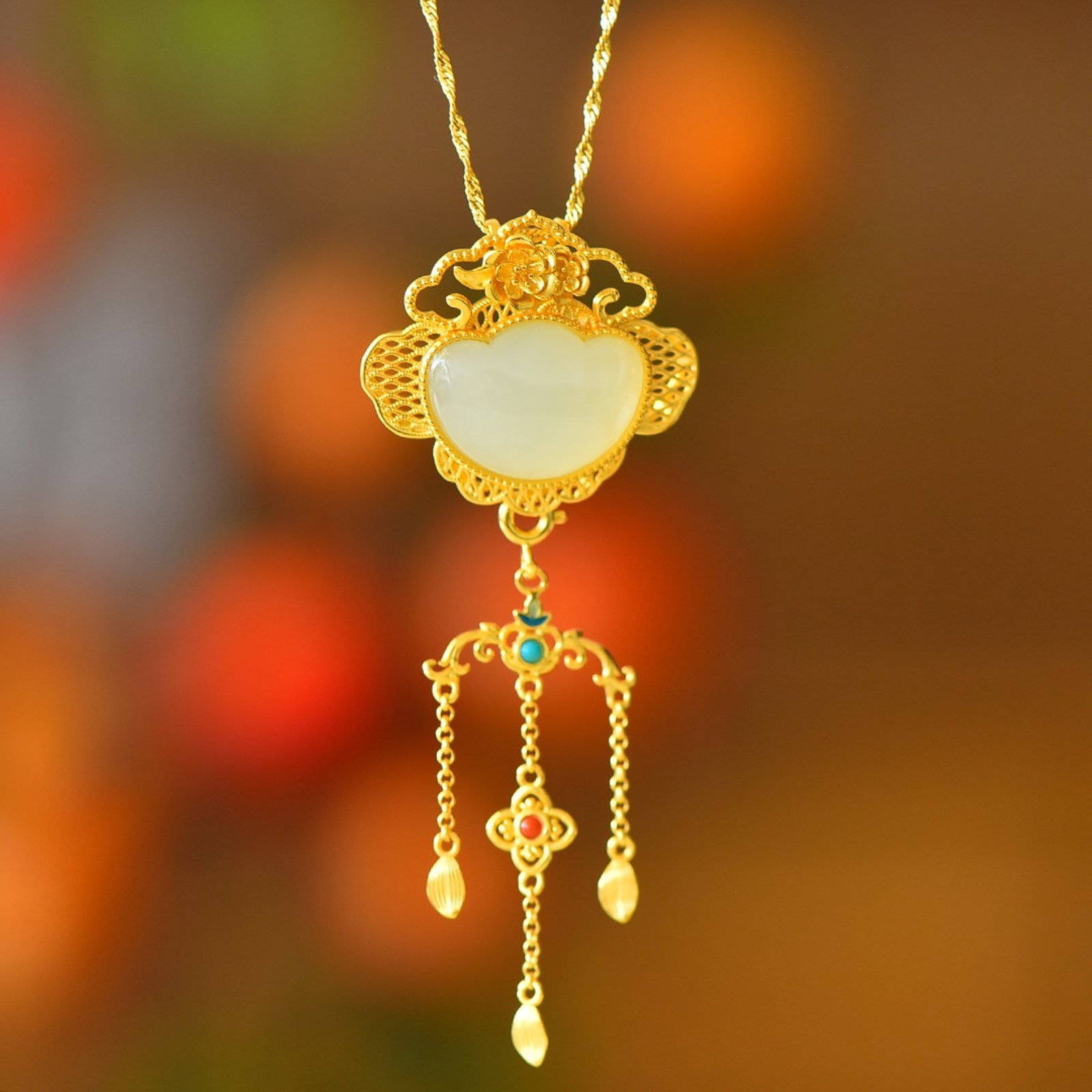 An Exquisite Sterling Silver-Gold Plated Inlaid White Jade Pendant: An Exquisite Sterling Silver-Gold Plated Inlaid White Jade Pendant,Size:0.6inx0.7in 纯银镀金镶白玉吊坠