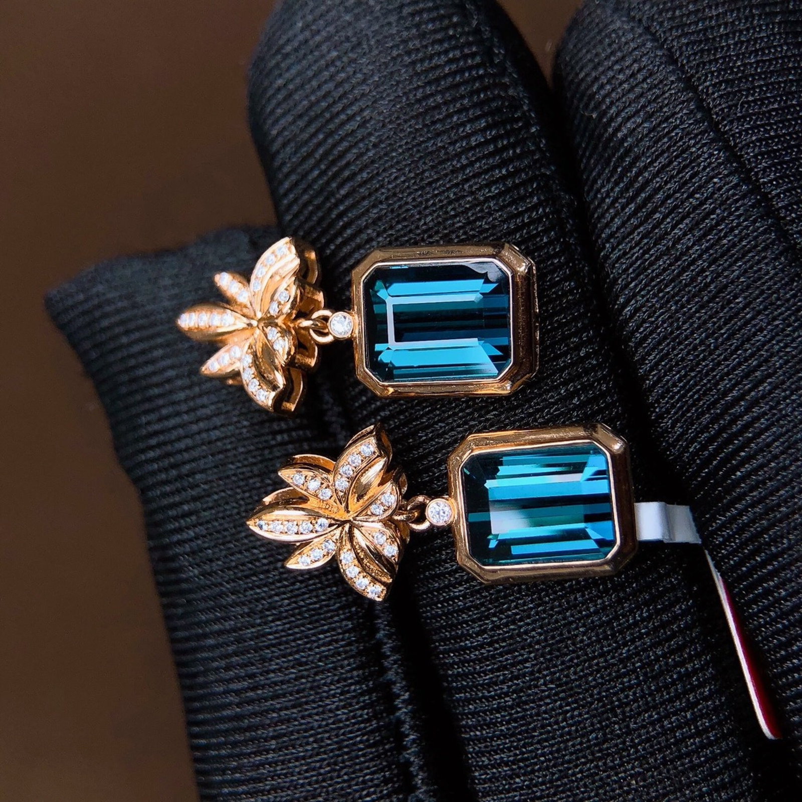 A Pair of 4.86Ctw Natural Tourmaline Earrings: A Pair of 4.86Ctw Natural Tourmaline Earrings,Size:0.3inx0.3in 一对4.86Ctw天然碧玺耳环