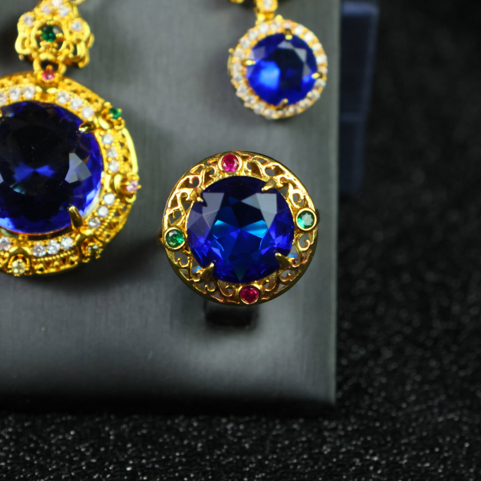 A Set of Fine Jewelry: A Set of Fine Jewelry 一套精美的首饰