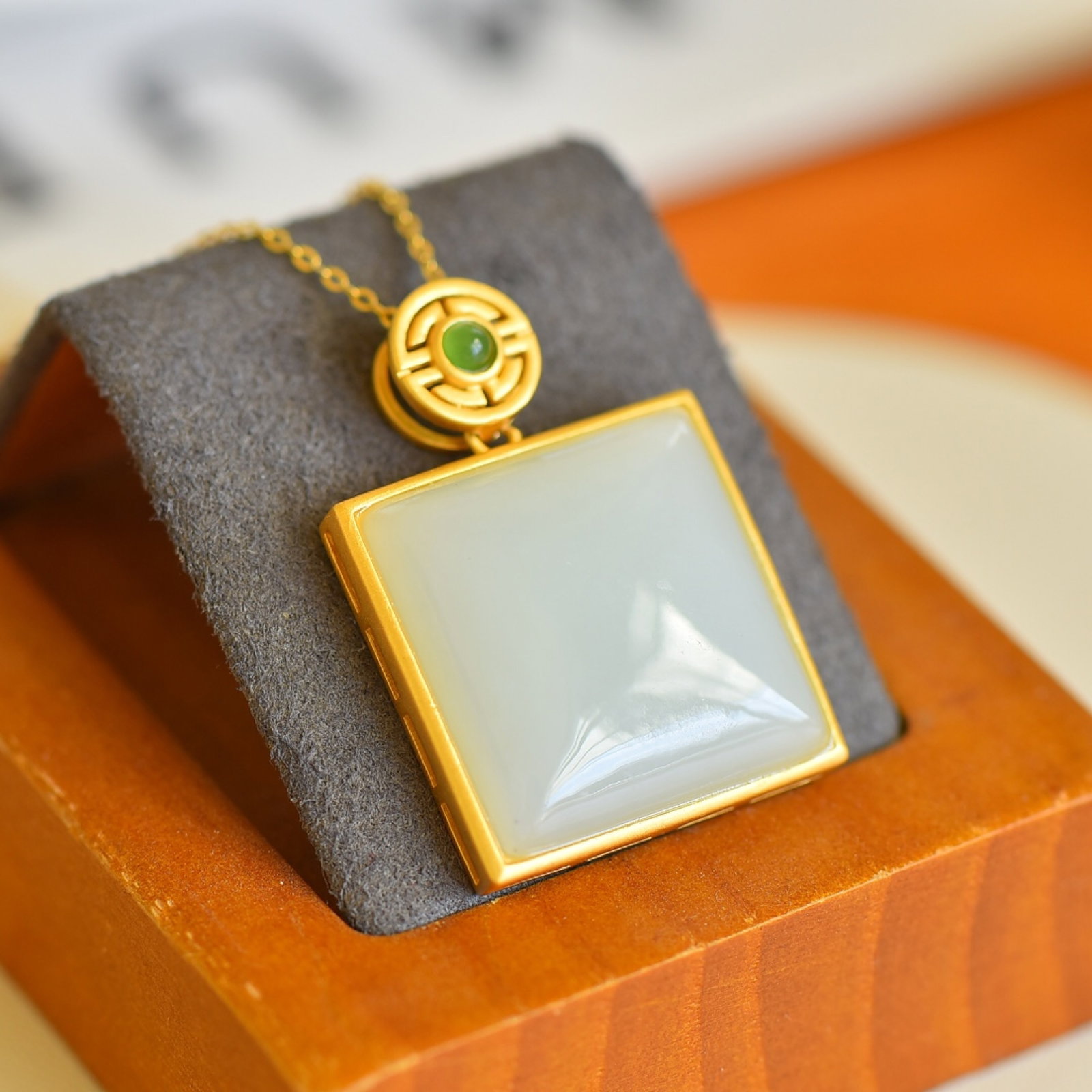 An Exquisite Sterling Silver-Gold Plated Inlaid White Jade Necklace: An Exquisite Sterling Silver-Gold Plated Inlaid White Jade Necklace,Size:0.9inx0.9in 纯银镀金镶白玉项链