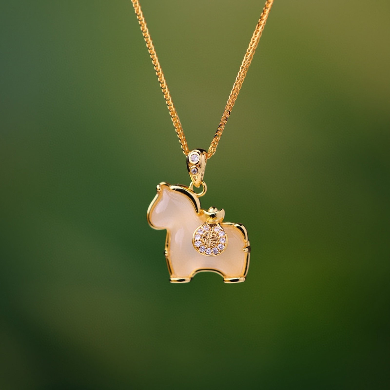 An Exquisite Bronze-Gold Plated Inlaid Agate Horse Necklace,Inlaid Diamond: An Exquisite Bronze-Gold Plated Inlaid Agate Horse Necklace,Inlaid Diamond,Size:0.6inx0.6in 铜镀金镶玛瑙骏马项链,嵌钻石
