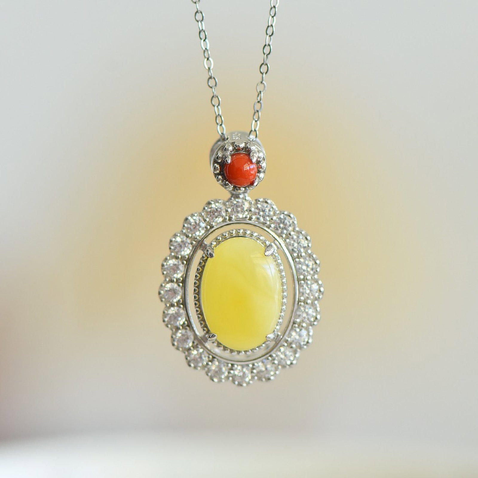 An Exquisite Sterling Silver Inlaid Amber Necklace,Inlaid Diamond: An Exquisite Sterling Silver Inlaid Amber Necklace,Inlaid Diamond,Size:0.4inx0.6in 纯银镶琥珀项链,嵌钻石