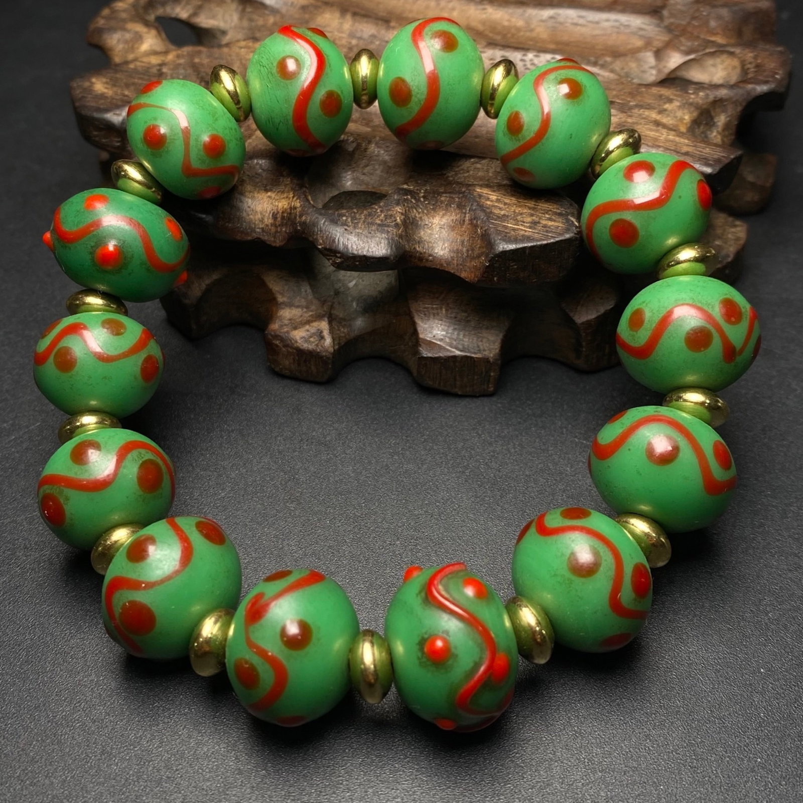 An Exquisite Glass Bracelet (1 of 9)