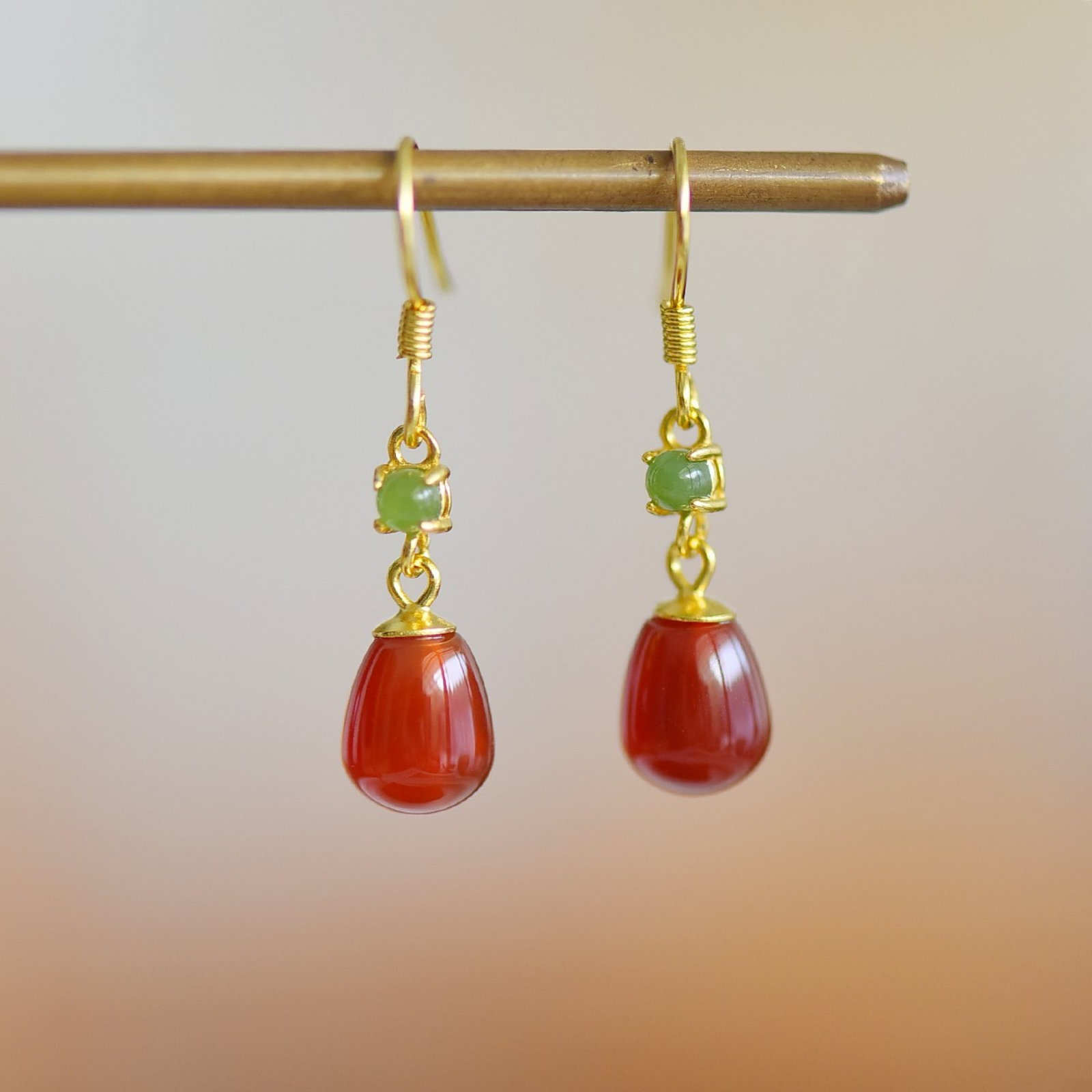 A Pair of Exquisite Sterling Silver-Gold Plated Inlaid Agate Earrings: A Pair of Exquisite Sterling Silver-Gold Plated Inlaid Agate Earrings,Size:0.3inx0.4in 一对纯银镀金镶玛瑙耳环