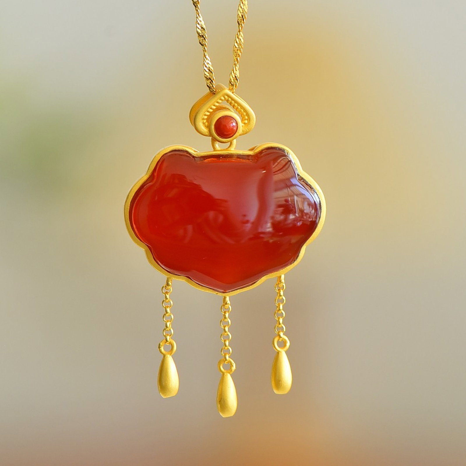 An Exquisite Sterling Silver-Gold Plated Inlaid Agate Pendant: An Exquisite Sterling Silver-Gold Plated Inlaid Agate Pendant,Size:0.7inx1in 纯银镀金镶玛瑙吊坠