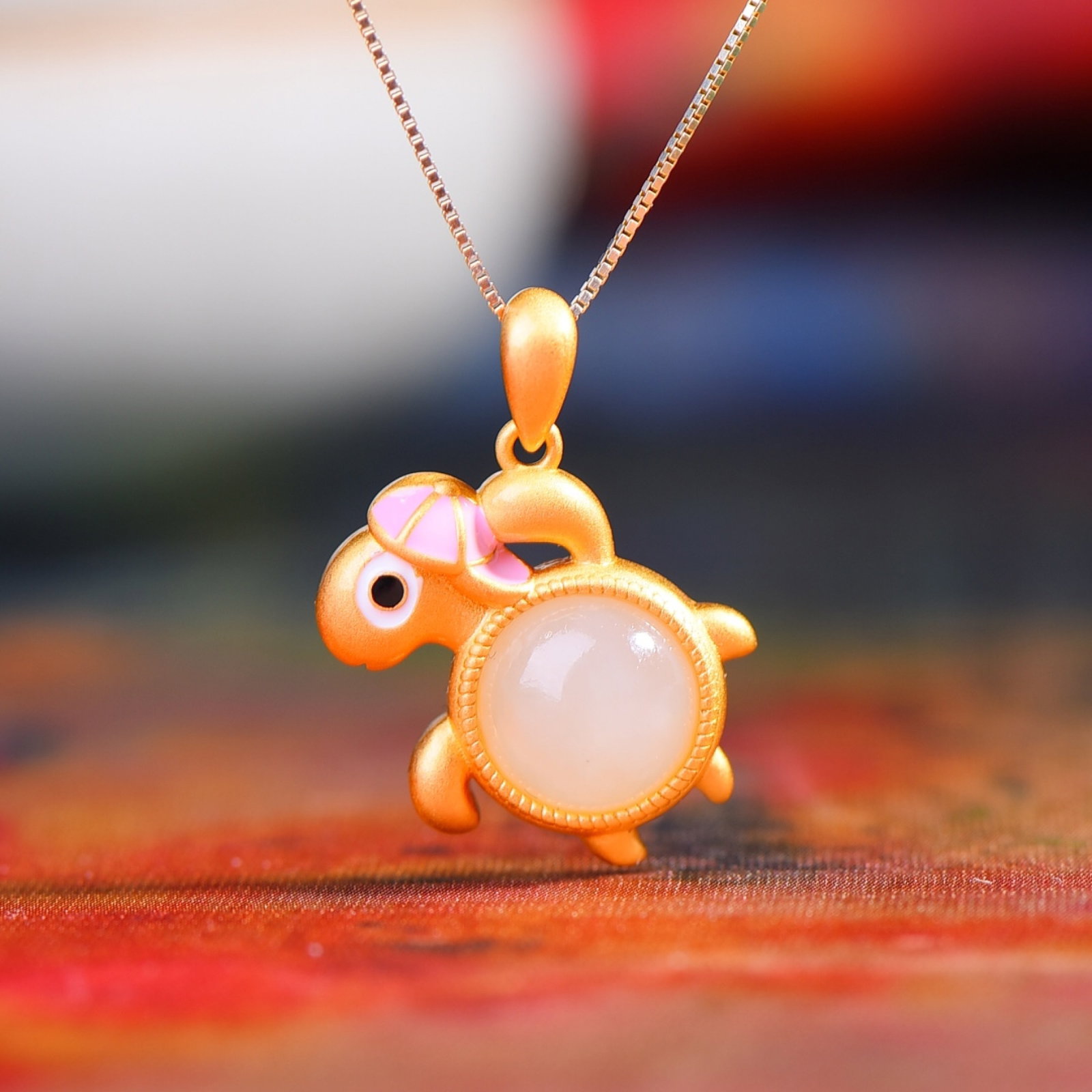 An Exquisite Sterling Silver-Gold Plated Inlaid White Jade Necklace: An Exquisite Sterling Silver-Gold Plated Inlaid White Jade Necklace,Size:0.4inx0.4in 纯银镀金镶白玉项链