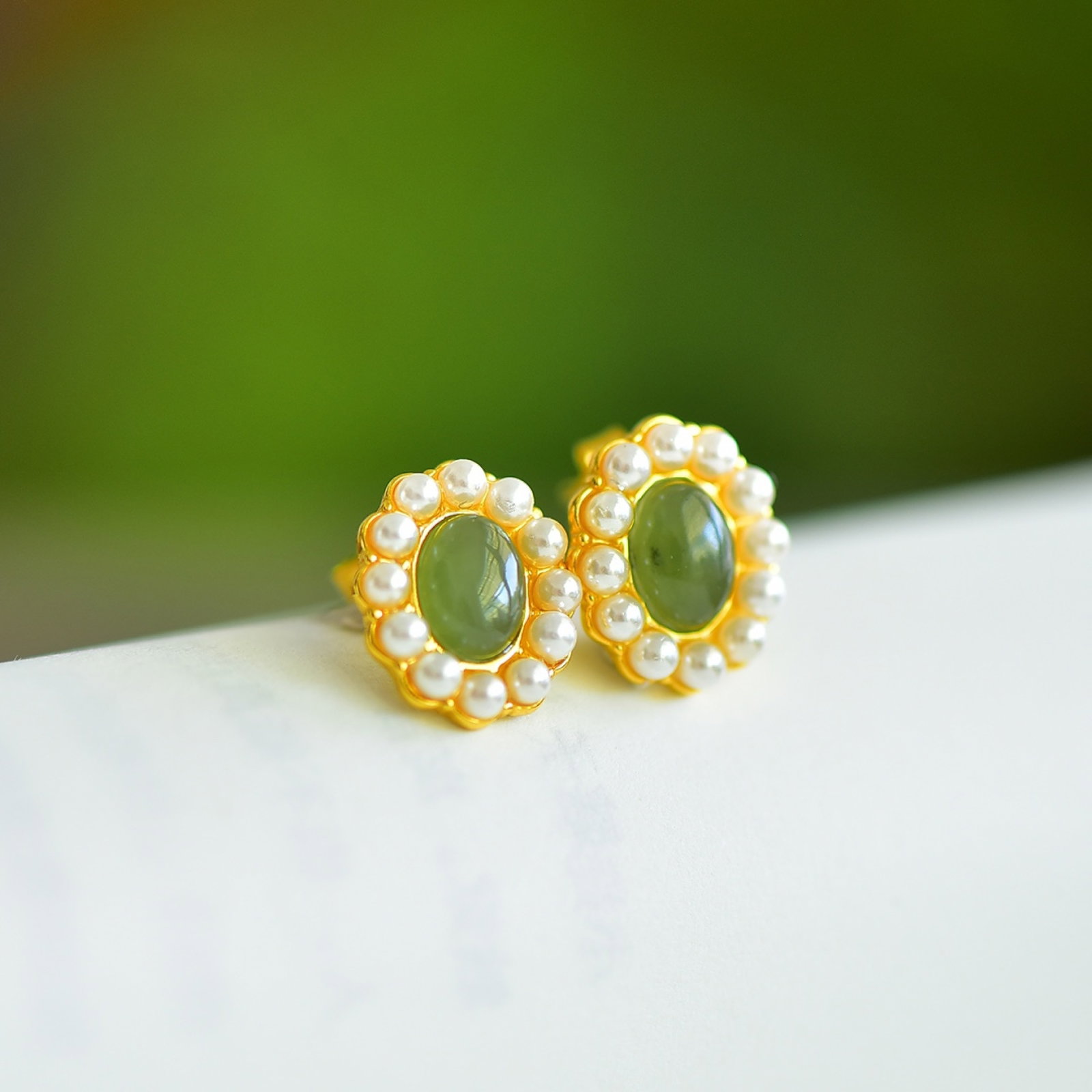 A Pair of Exquisite Sterling Silver-Gold Plated Inlaid Jasper Earrings,Inlaid Pearl: A Pair of Exquisite Sterling Silver-Gold Plated Inlaid Jasper Earrings,Inlaid Pearl 一对纯银镀金镶碧玉耳环,嵌珍珠