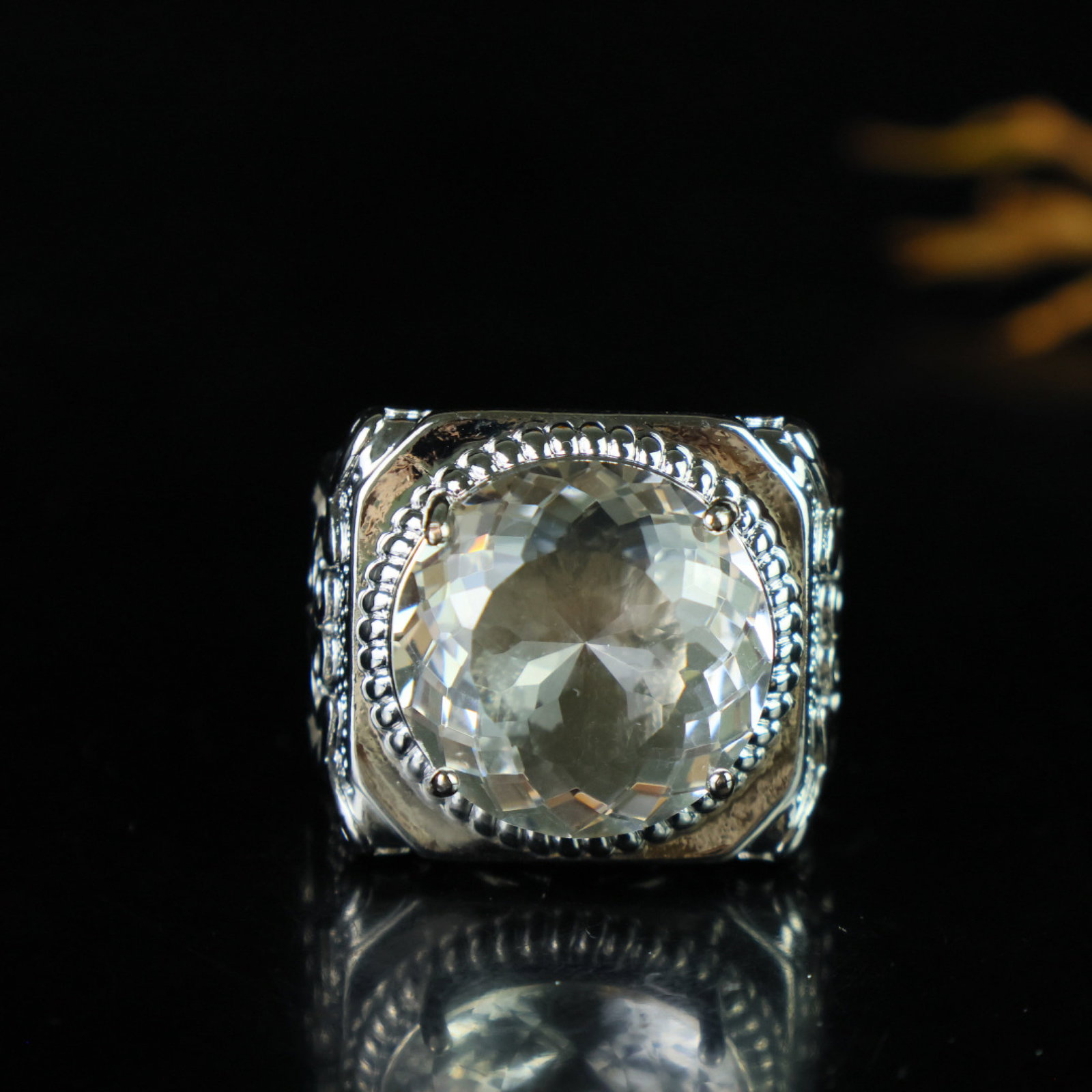 An Exquisite Ring: An Exquisite Ring,Size:0.8inx0.6in 一个精美的戒指