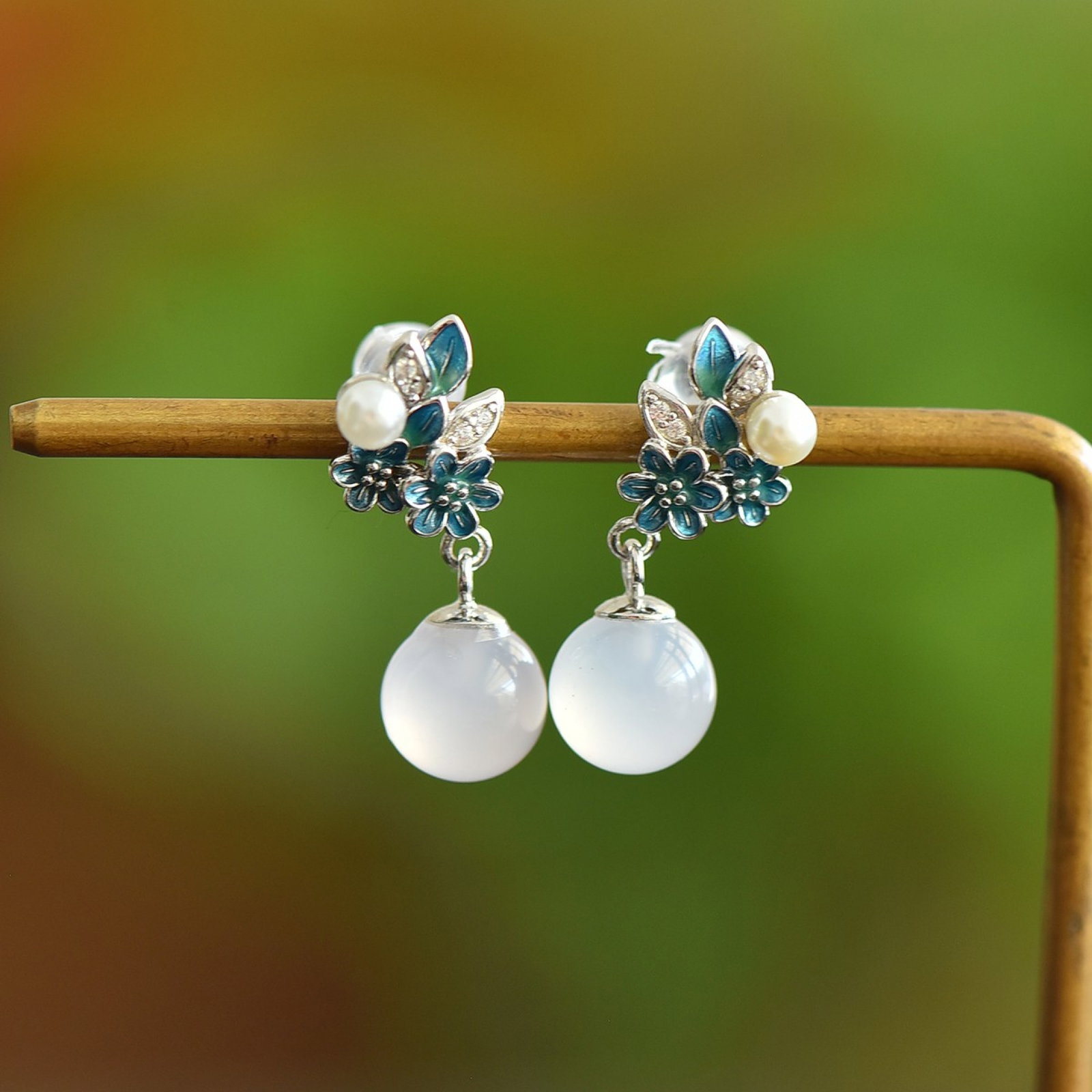 A Pair of Exquisite Sterling Silver Inlaid Agate Earrings,Inlaid Pearls: A Pair of Exquisite Sterling Silver Inlaid Agate Earrings,Inlaid Pearls,Size:0.3inx0.3in 一对纯银镶玛瑙耳环,嵌珍珠