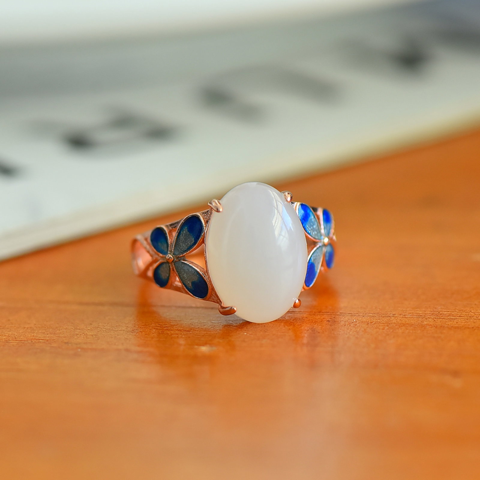 An Exquisite Sterling Silver Inlaid White Jade Flower Pattern Ring: An Exquisite Sterling Silver Inlaid White Jade Flower Pattern Ring,Size:0.4inx0.6in 纯银镶白玉花卉纹戒指