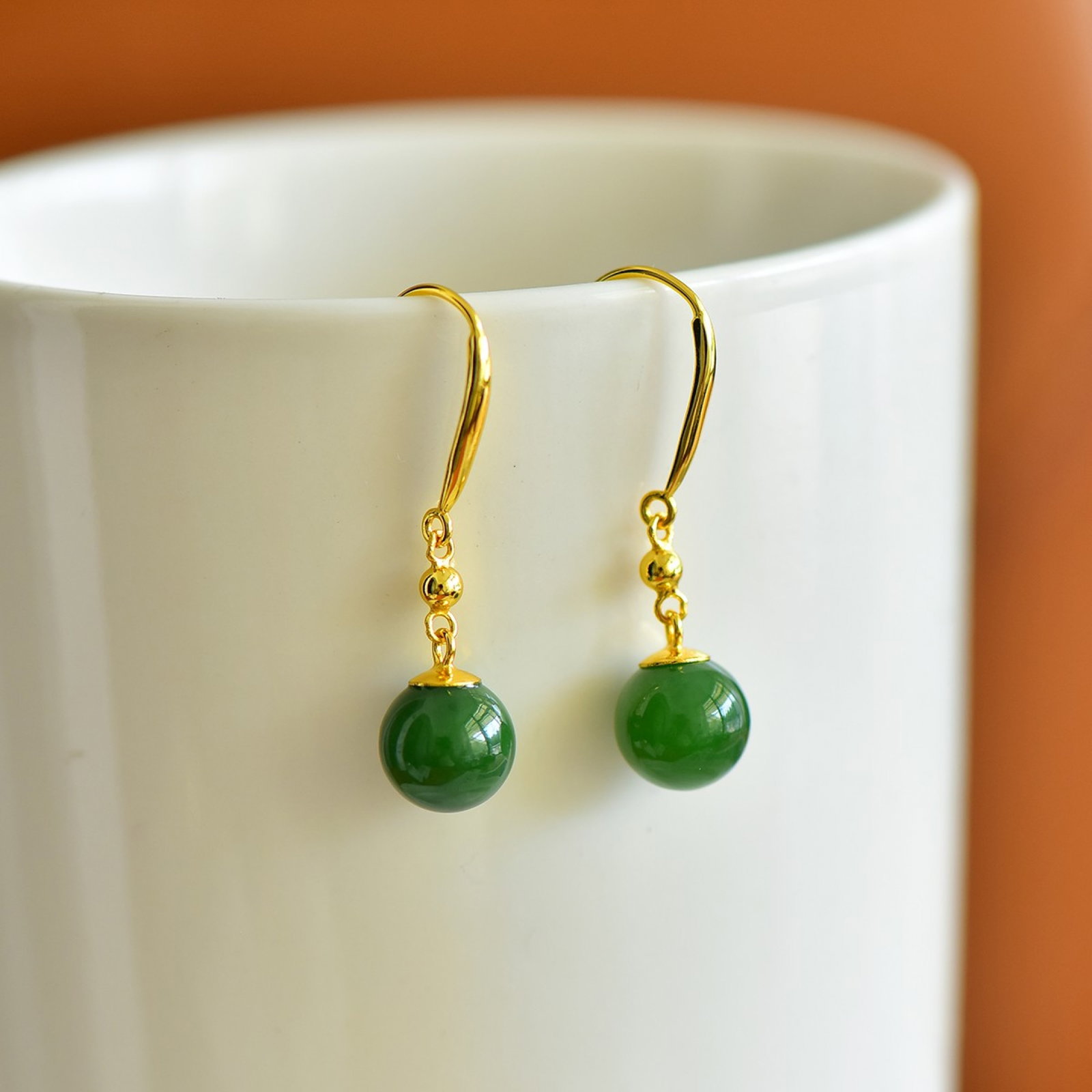 A Pair of Exquisite Sterling Silver-Gold Plated Inlaid Jasper Earrings: A Pair of Exquisite Sterling Silver-Gold Plated Inlaid Jasper Earrings,Size:0.4inx0.4in 一对纯银镀金镶碧玉耳环