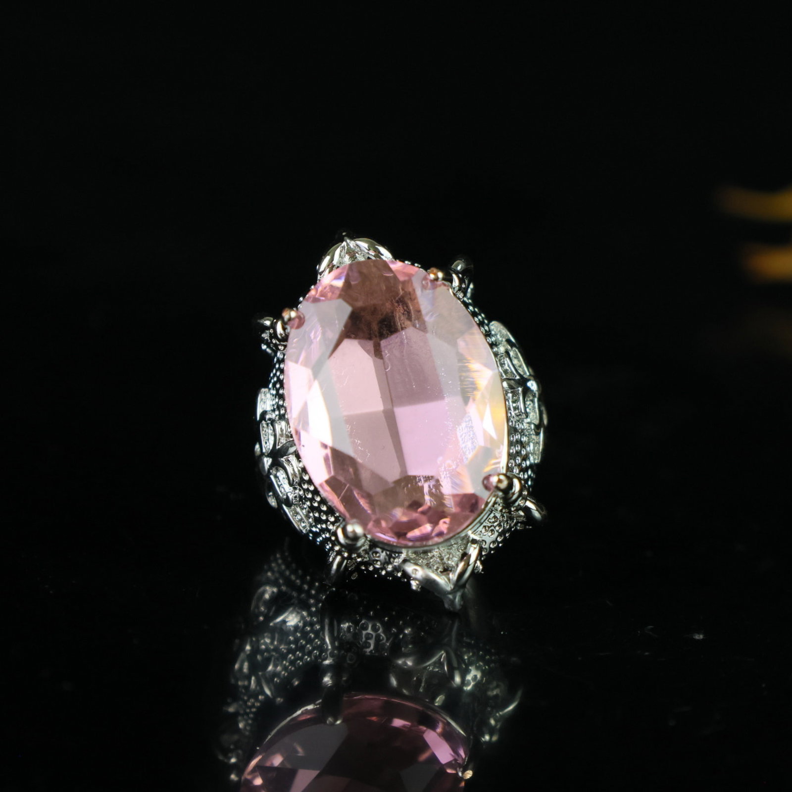 An Exquisite Ring: An Exquisite Ring,Size:1inx0.7inx0.6in 一个精美的戒指