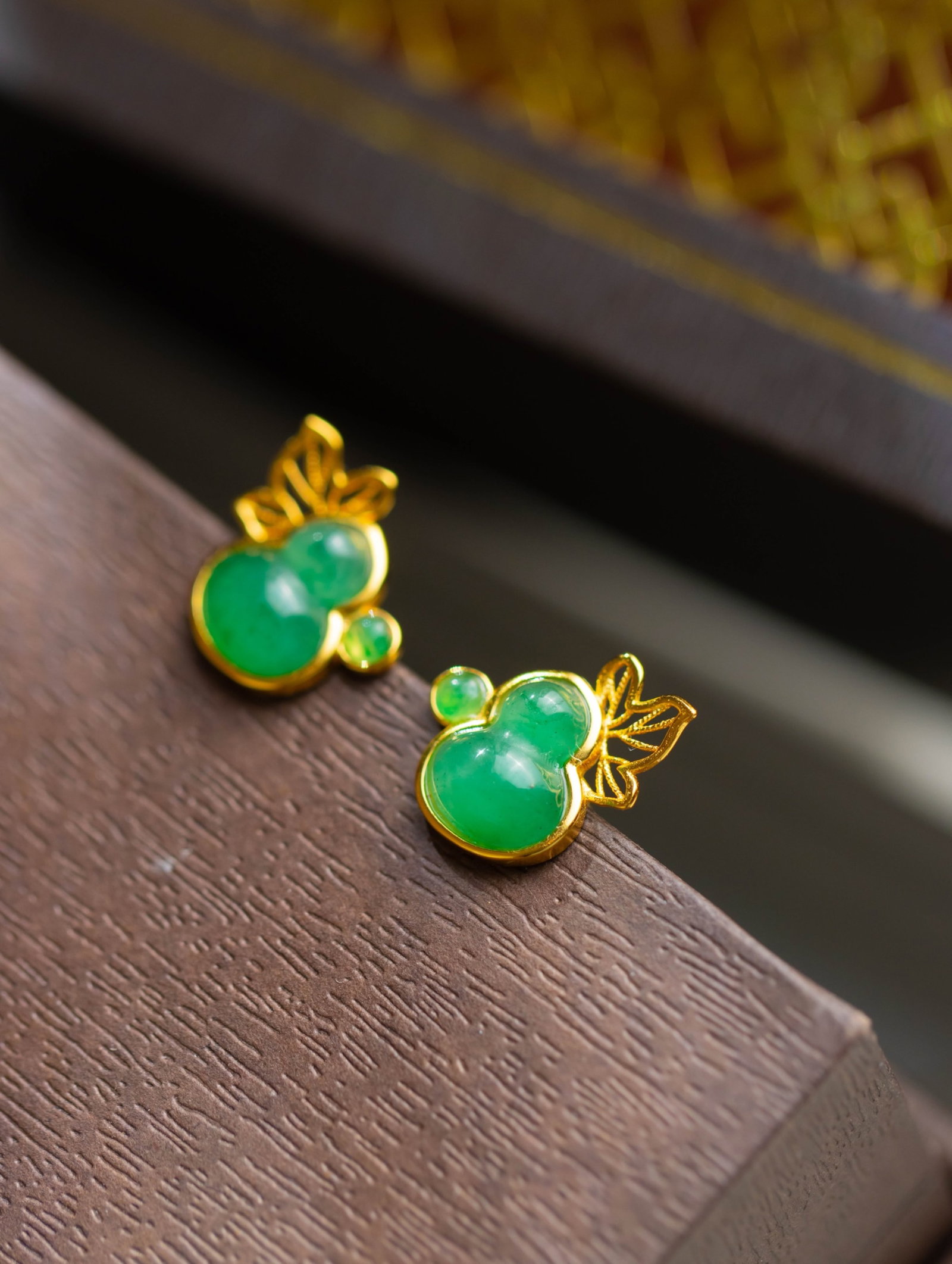 A Pair of Exquisite Sterling Silver-Gold Plated Inlaid Jadeite Gourd Earrings: A Pair of Exquisite Sterling Silver-Gold Plated Inlaid Jadeite Gourd Earrings 一对纯银镀金镶翡翠葫芦耳钉