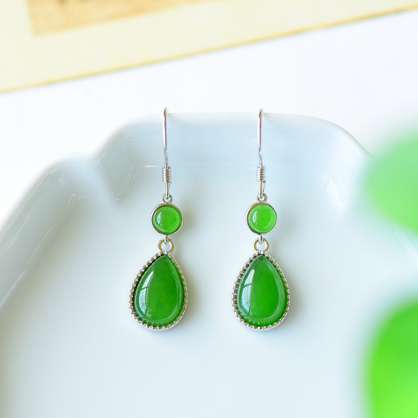 A Pair of Exquisite Sterling Silver Inlaid Jasper Earrings: A Pair of Exquisite Sterling Silver Inlaid Jasper Earrings,Size:0.4inx1.4in 一对纯银镶碧玉耳环