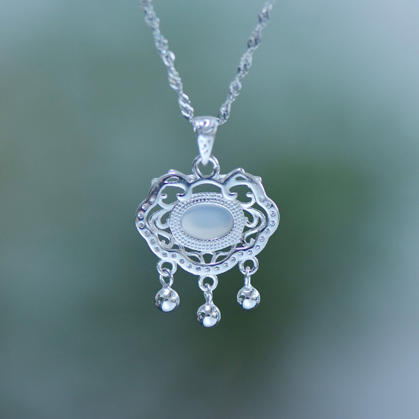 An Exquisite Sterling Silver Inlaid Agate Pendant: An Exquisite Sterling Silver Inlaid Agate Pendant,Size:0.2inx0.3in 纯银镶玛瑙吊坠