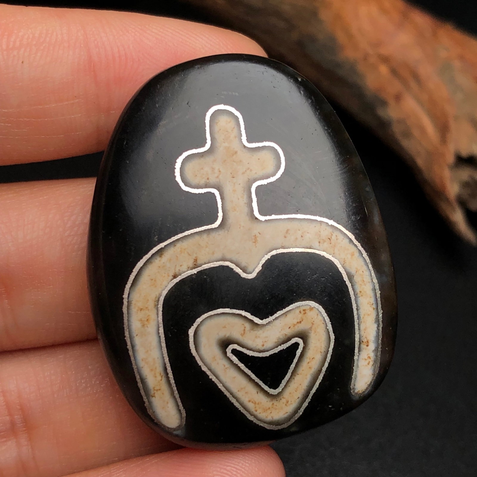 An Exquisite Dzi Bead Inlaid Silver Pendant: An Exquisite Dzi Bead Inlaid Silver Pendant,Size:1.6inx1.2inx0.4in,Weight:21.3g 天珠嵌银挂件