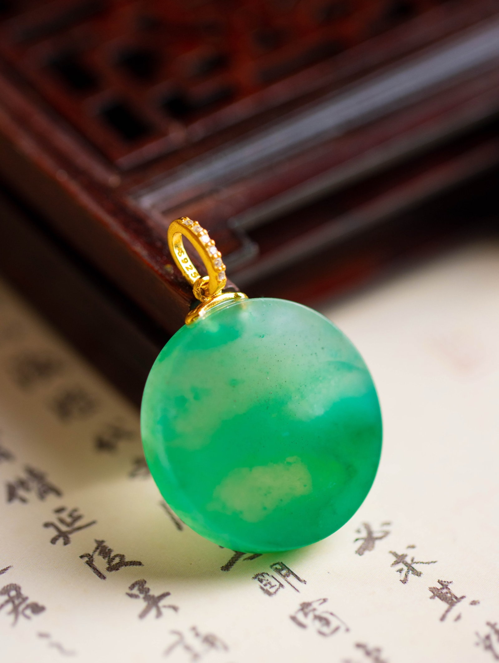 An Exquisite Sterling Silver-Gold Plated Inlaid Jadeite Pendant,Inlaid Diamond: An Exquisite Sterling Silver-Gold Plated Inlaid Jadeite Pendant,Inlaid Diamond 纯银镀金镶翡翠吊坠,嵌钻石