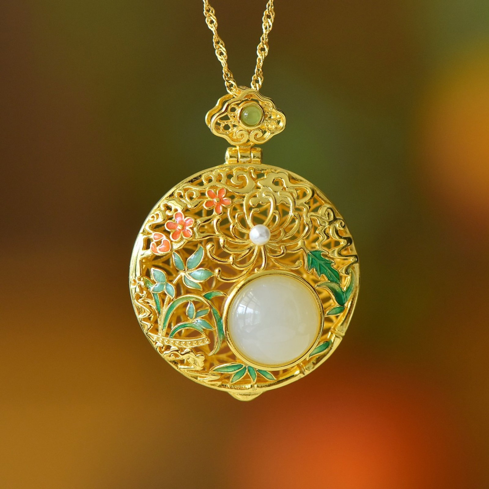 An Exquisite Sterling Silver-Gold Plated Inlaid White Jade Pendant: An Exquisite Sterling Silver-Gold Plated Inlaid White Jade Pendant,Size:0.4inx0.4in 纯银镀金镶白玉吊坠