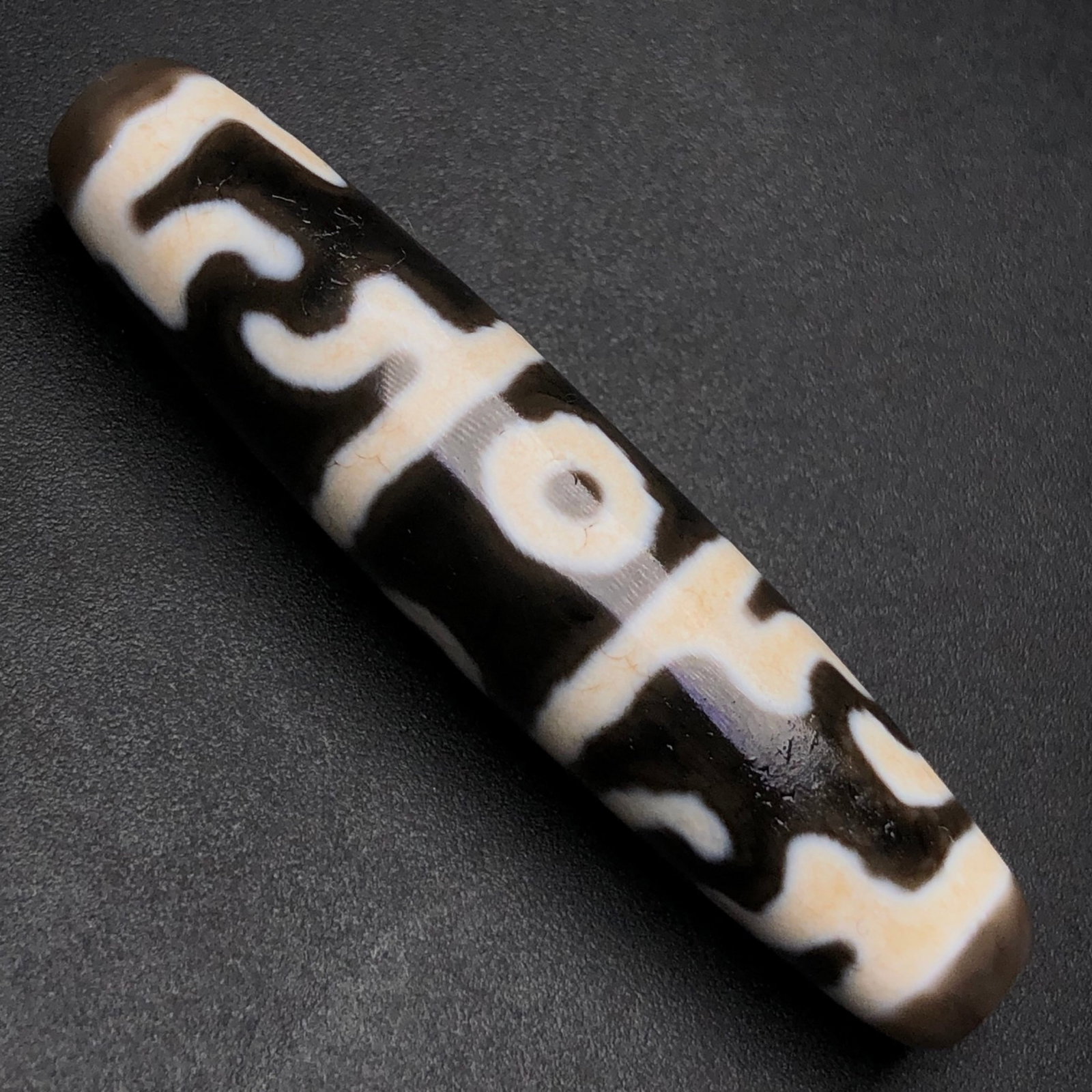 An Exquisite Dzi Bead Pendant: An Exquisite Dzi Bead Pendant,Size:2.2inx0.5in,Weight:14g 天珠挂件