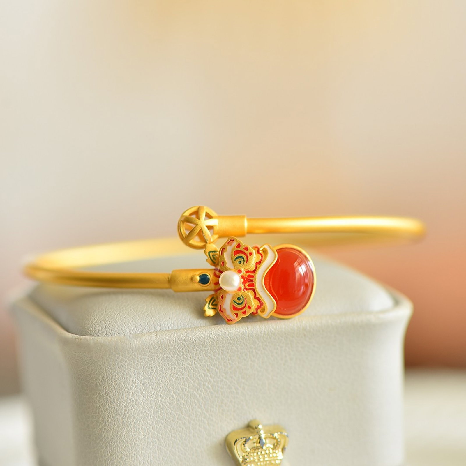 An Exquisite Sterling Silver-Gold Plated Inlaid Agate Enamel Bracelets: An Exquisite Sterling Silver-Gold Plated Inlaid Agate Enamel Bracelets 纯银镀金镶玛瑙珐琅手镯
